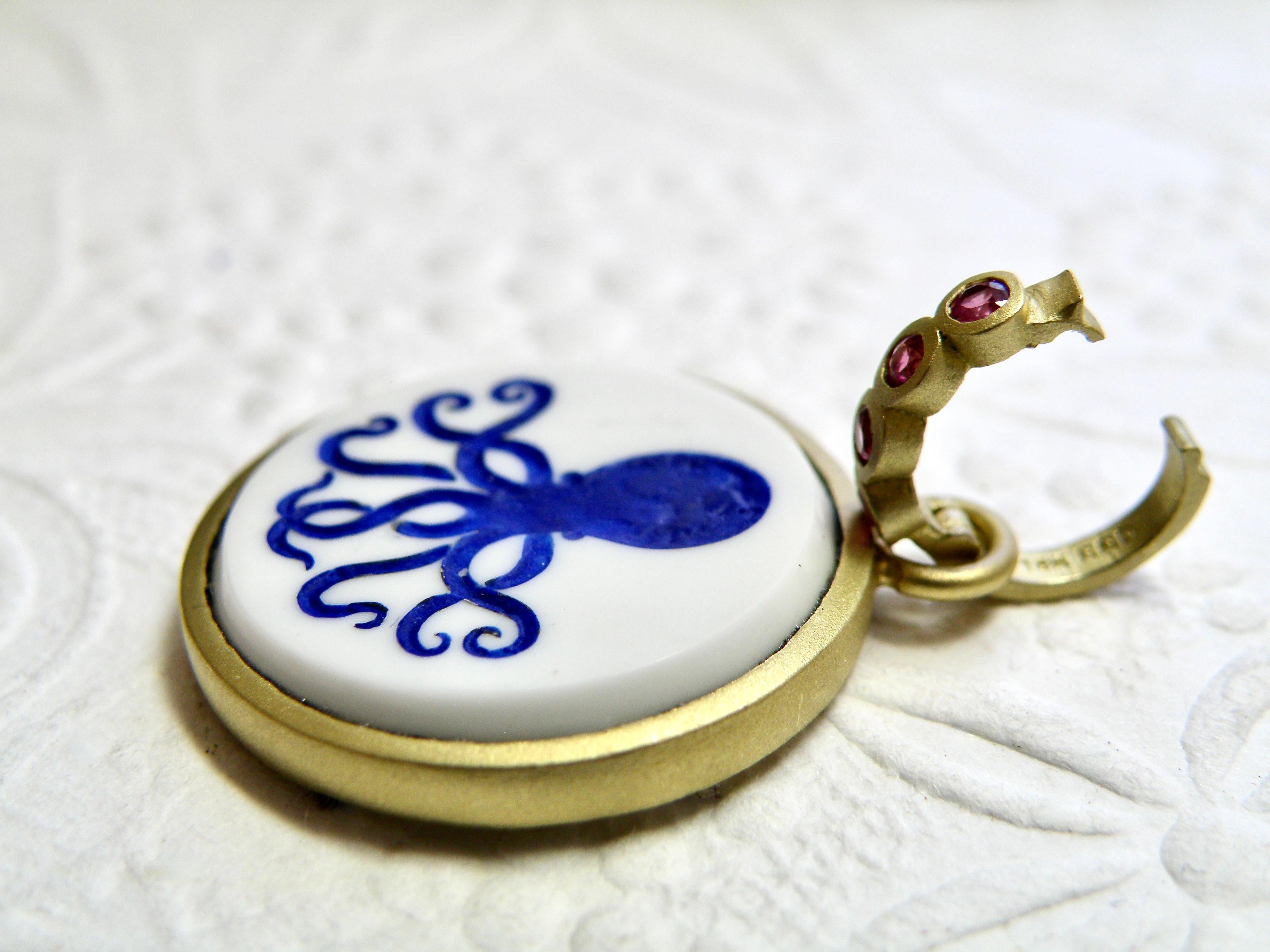 18k Blauer Octopus-Intaglio-Verstärker mit Saphirbügel im Zustand „Neu“ im Angebot in Cohasset, MA