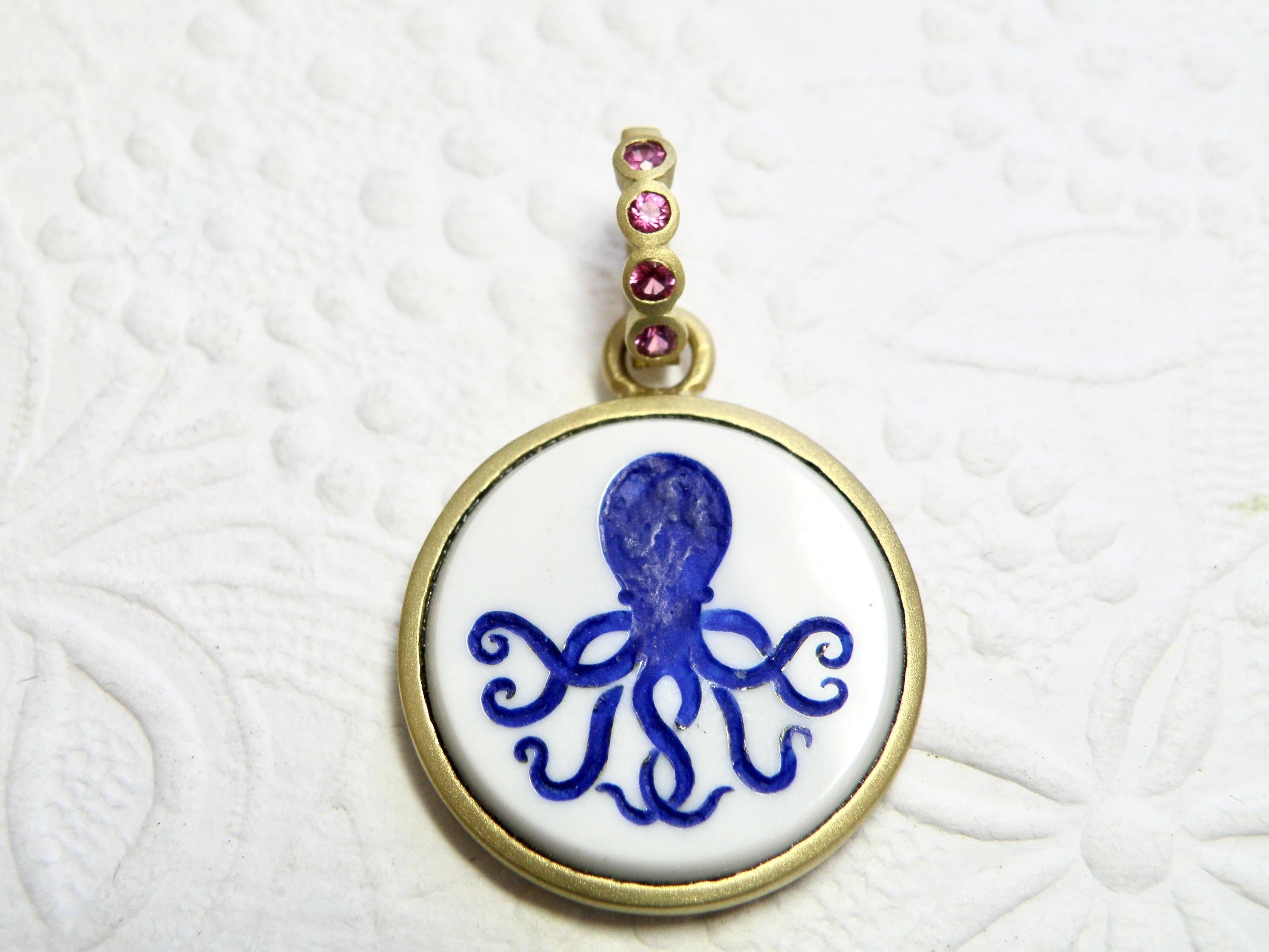 18k Blauer Octopus-Intaglio-Verstärker mit Saphirbügel im Angebot 1
