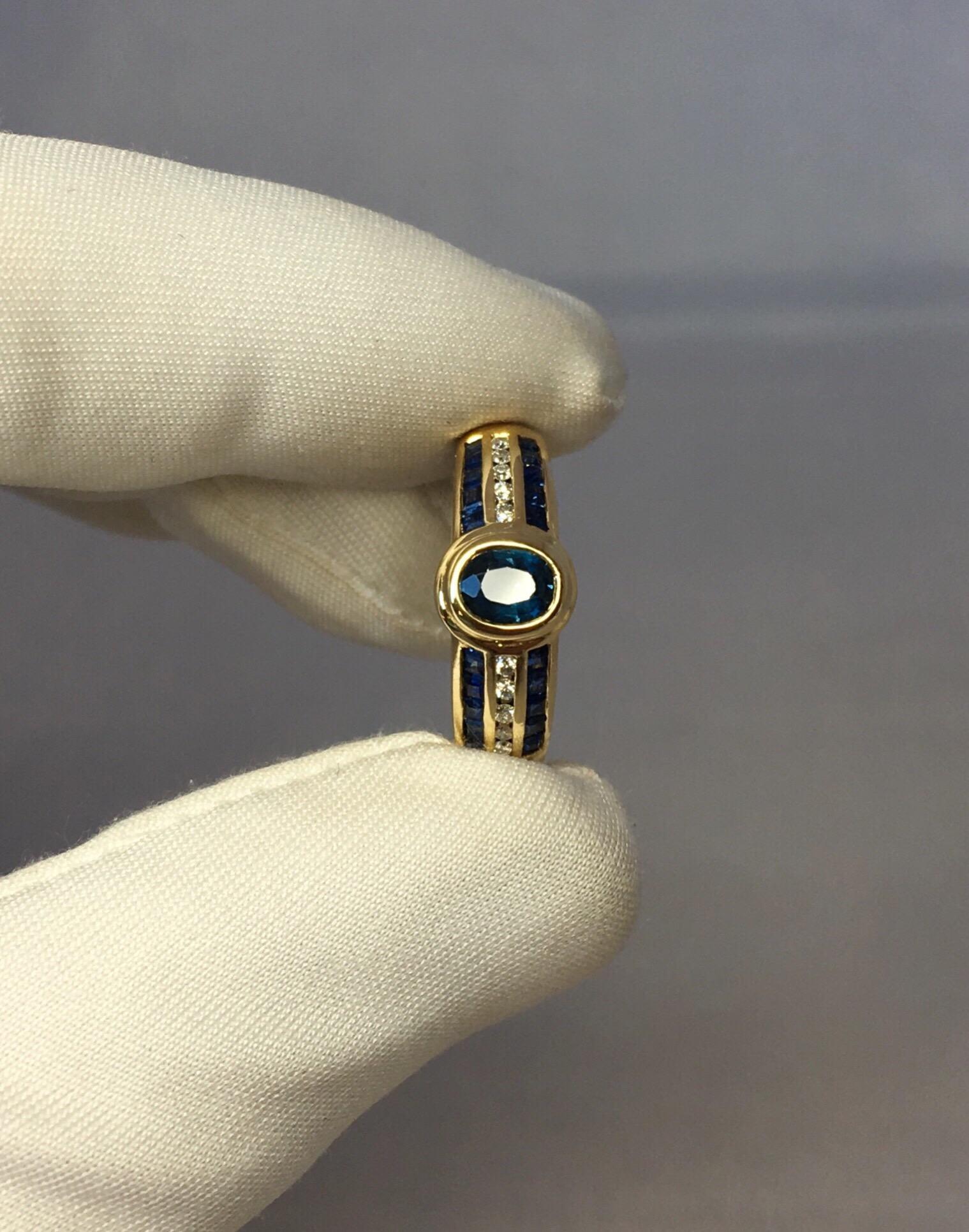 18 Karat Blauer Saphir & Diamant Designer Ring 1 Karat Gelbgold Rubover Lünette Set (Ovalschliff)