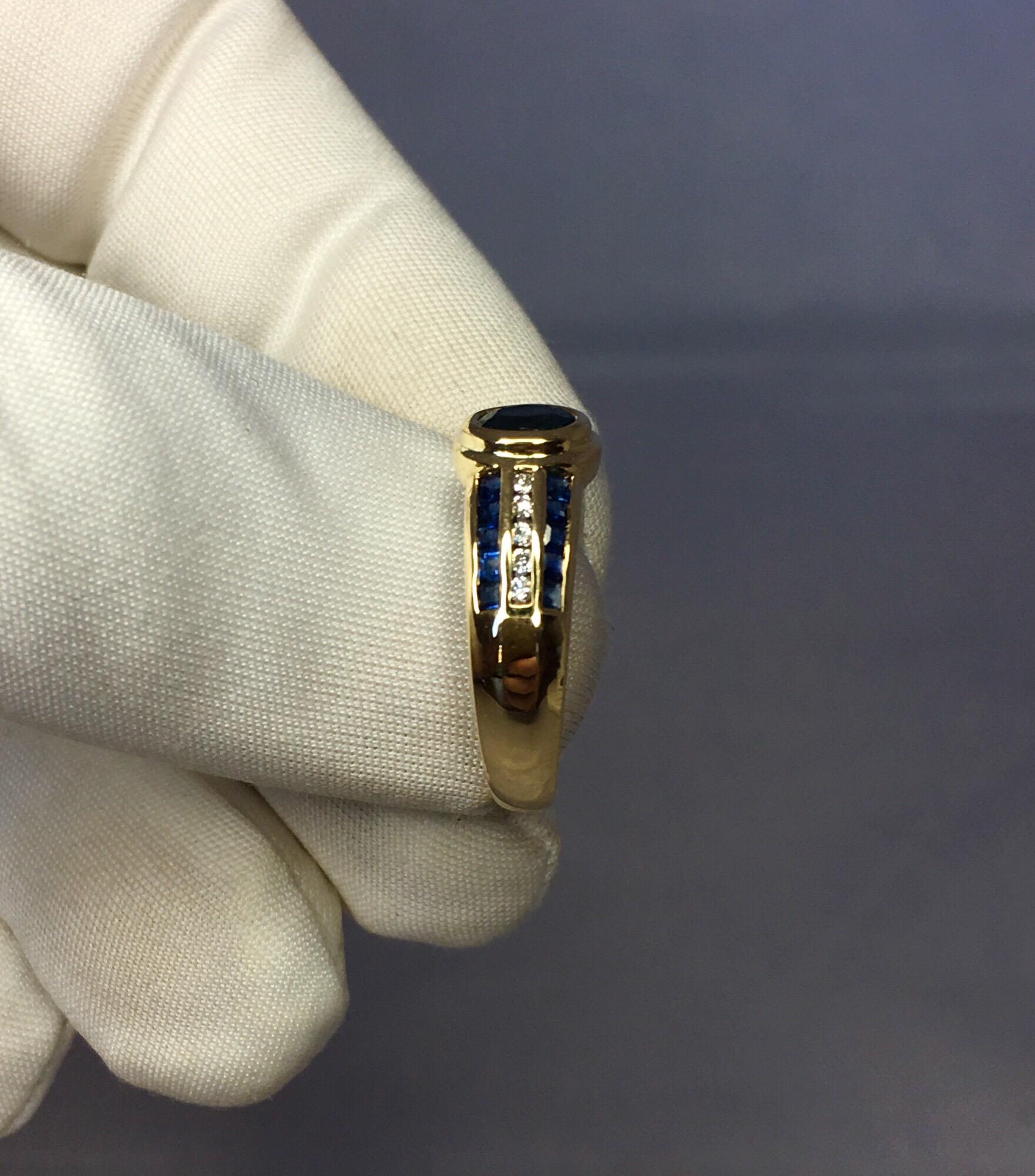 18 Karat Blauer Saphir & Diamant Designer Ring 1 Karat Gelbgold Rubover Lünette Set im Zustand „Hervorragend“ in Birmingham, GB