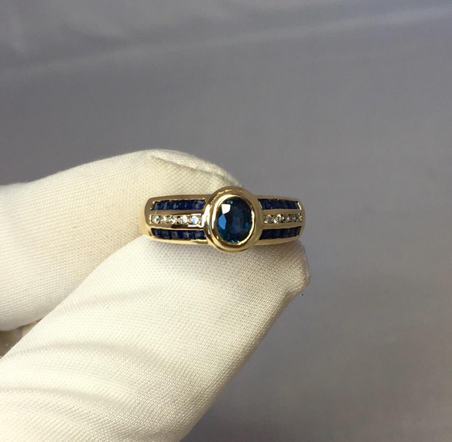 18 Karat Blauer Saphir & Diamant Designer Ring 1 Karat Gelbgold Rubover Lünette Set für Damen oder Herren