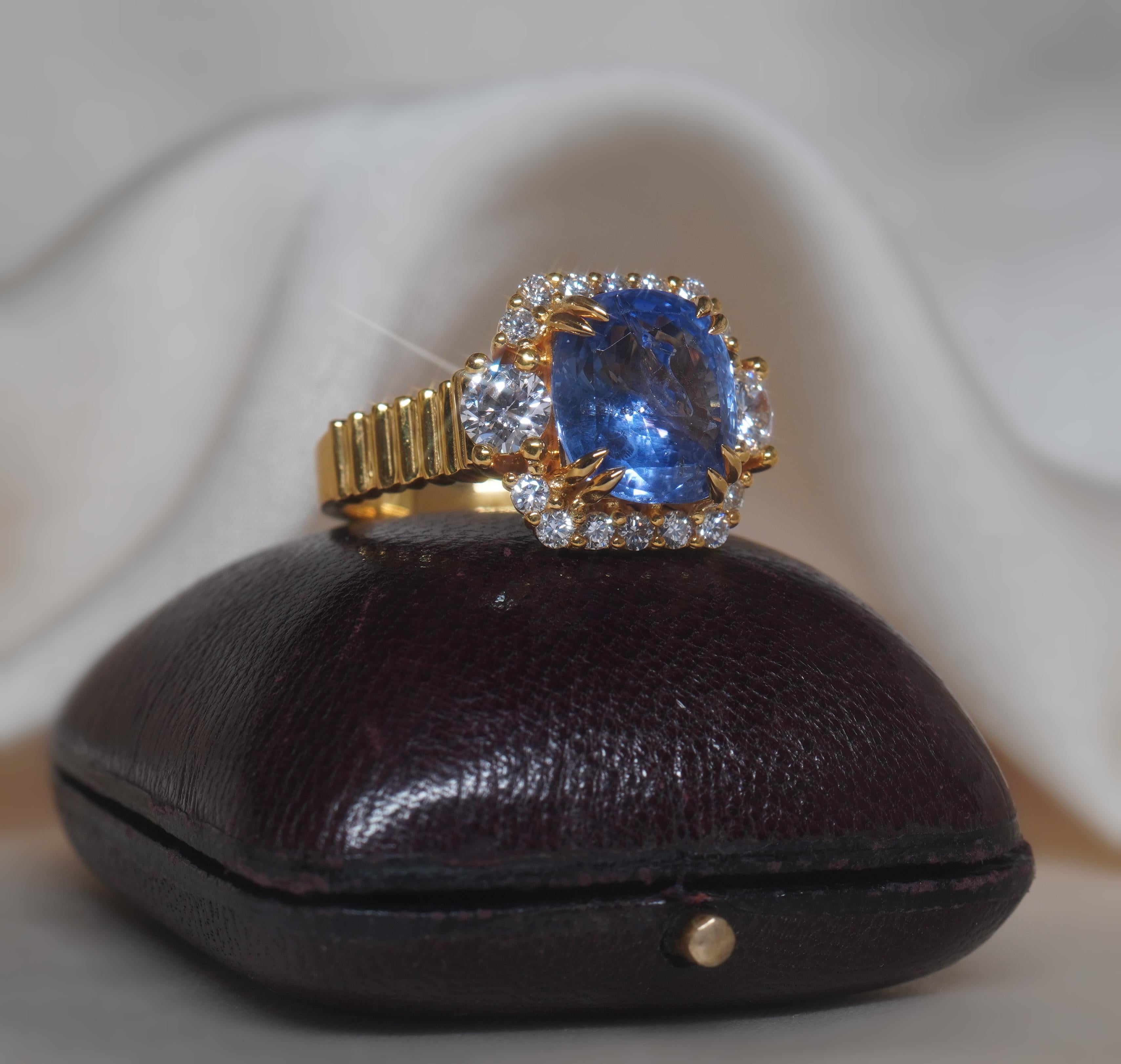 Old South Jewels est fier de présenter VINTAGE LUXURY.   GIA CERTIFIED 18K 4.96 CARATS UNHEATED SAPPHIRE & DIAMOND VINTAGE RING & BOX !  MAGNIFIQUE SAPHIR BLEU DE 3,94 CARATS CERTIFIÉ GIA RARE SANS CHALEUR NATURELLE.   Ce magnifique saphir est