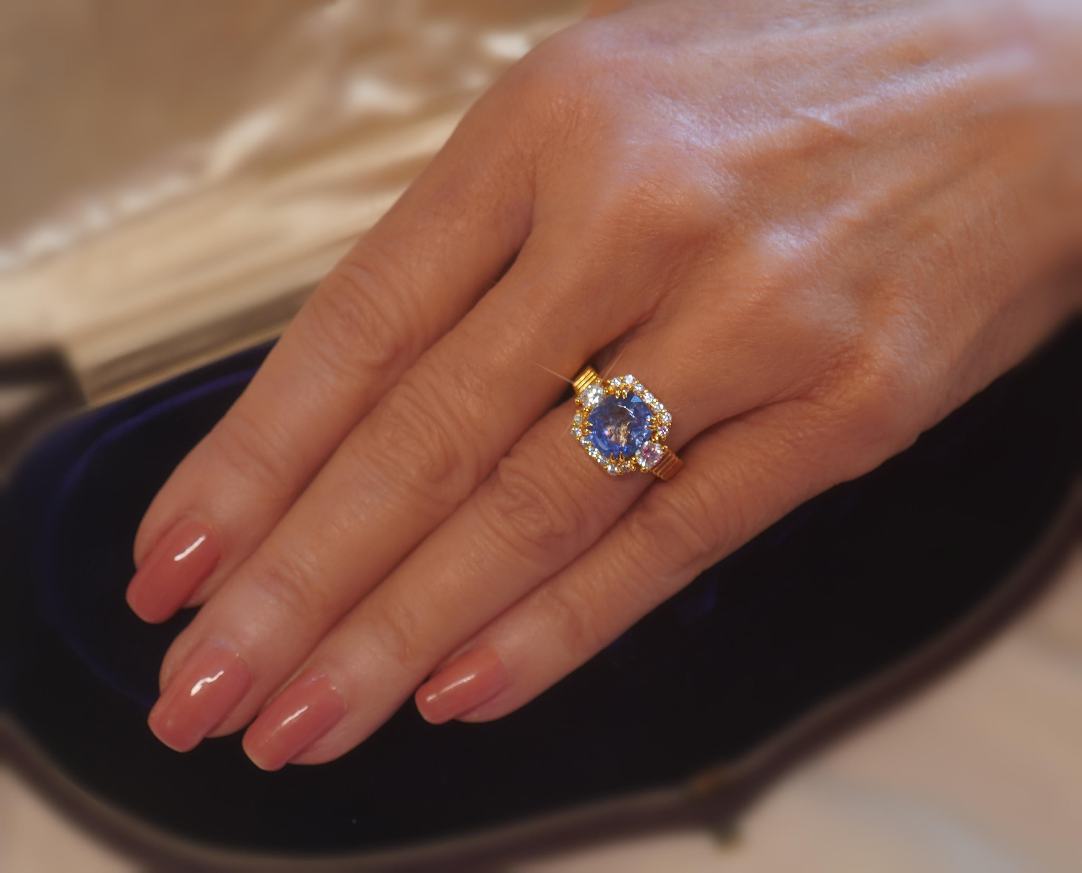 Taille coussin Bague de fiançailles vintage de 4,96 carats avec saphir bleu 18 carats non chauffé GIA, certifiée VS en vente