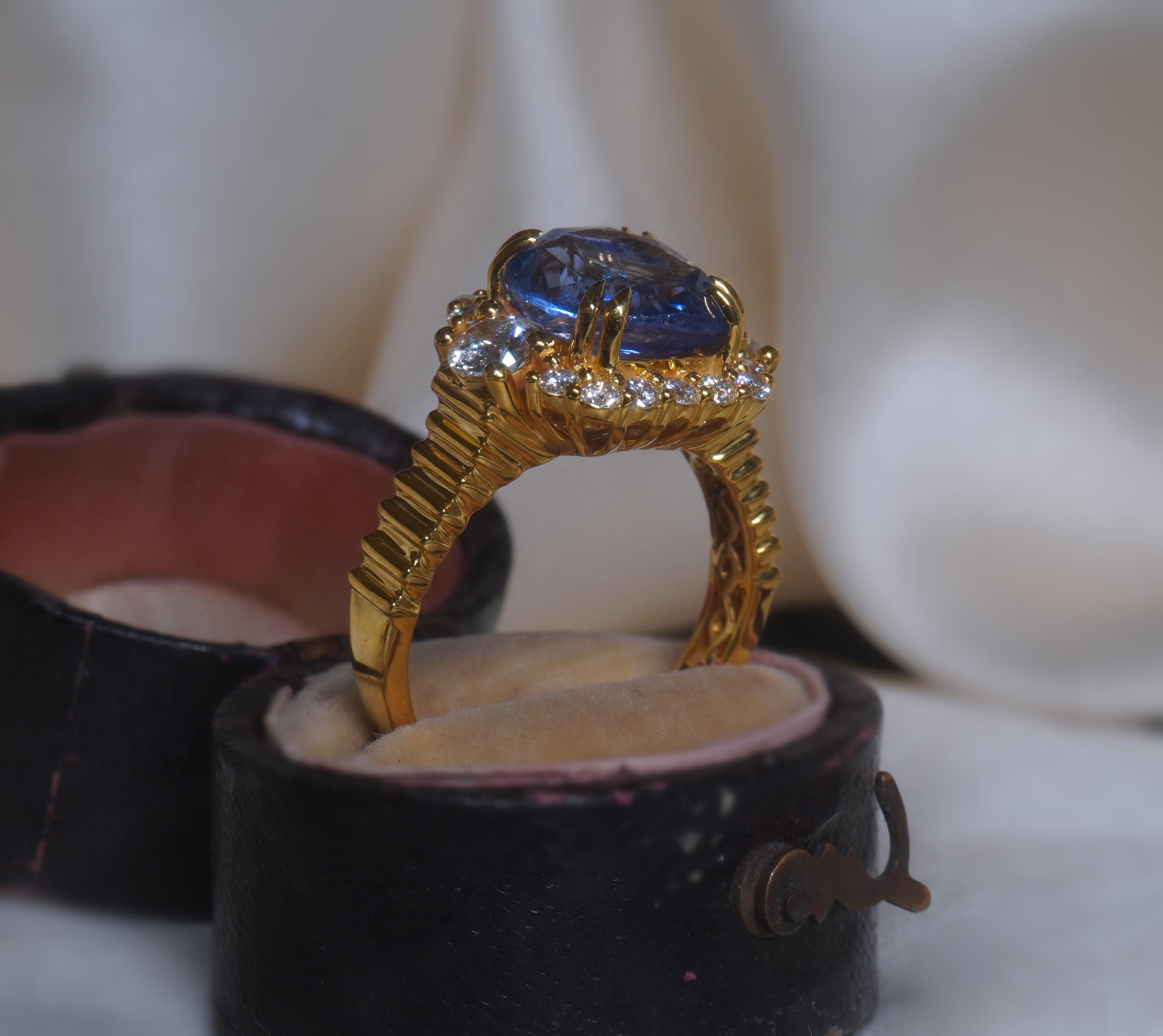 Bague de fiançailles vintage de 4,96 carats avec saphir bleu 18 carats non chauffé GIA, certifiée VS en vente 1