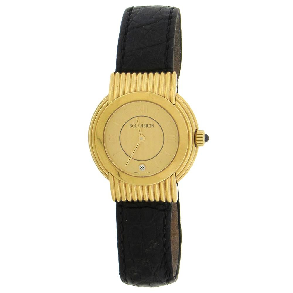 or jaune 18K Boucheron Solis, Ref. AF 120127, fabriqué vers 2000, est un quartz en or jaune 18K  montre avec fermeture en or et bracelet coulissant Boucheron. Le boîtier rond en or 18K de 30 mm x 36 mm possède un fond à quatre vis, des cornes