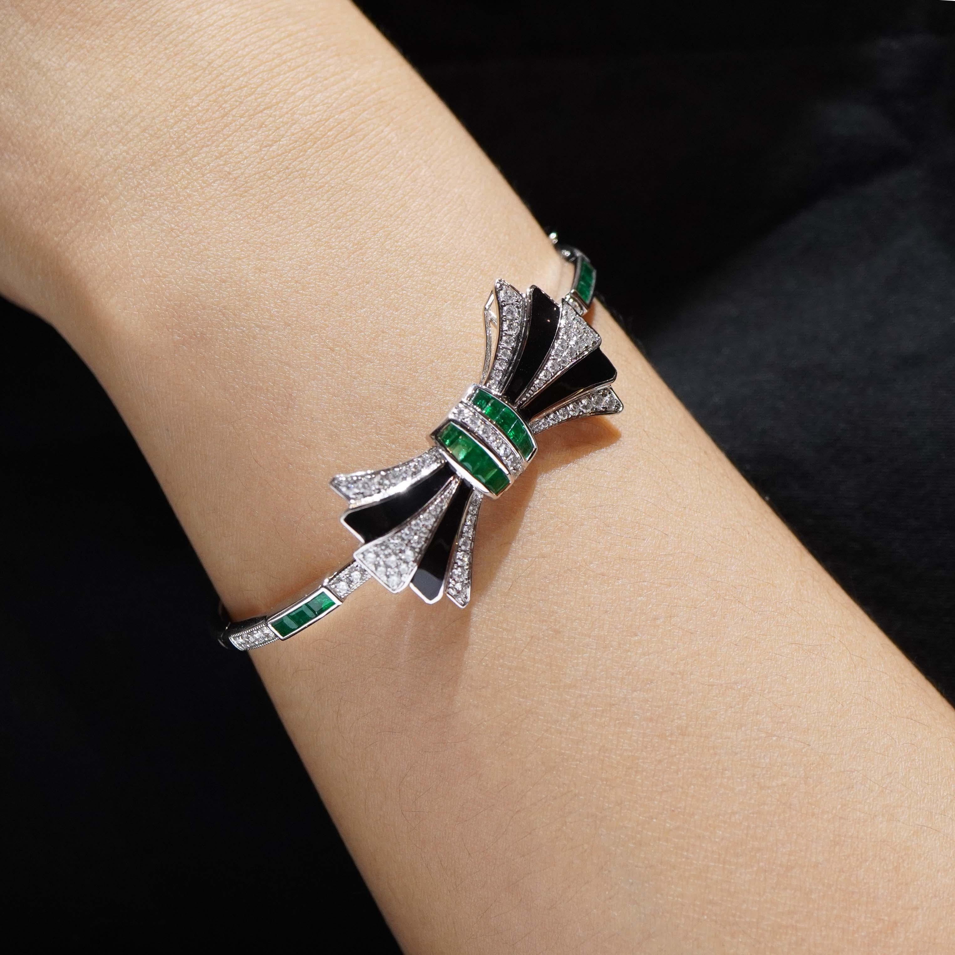 18K Bow Bangle Black Onyx 1.5 Carat Emerald and 1.05 Carat White Diamond In New Condition For Sale In Hung Hom, HK