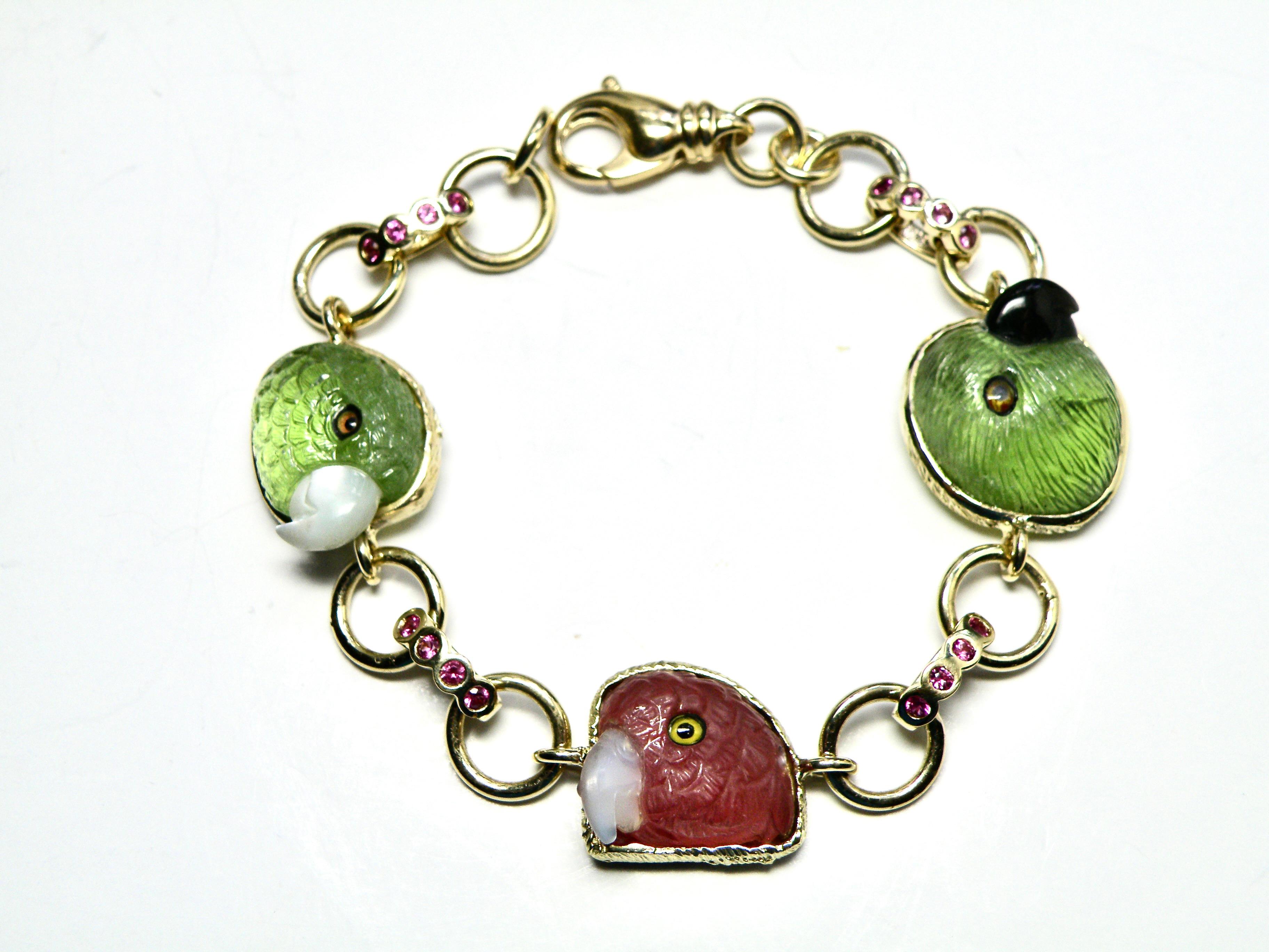 Bracelet tête de perroquet 18 carats sculpté à la main par le maître Idar Oberstein en péridot et tourmaline avec des becs en nacre et onyx et des yeux en citrine reliés en or avec des saphirs