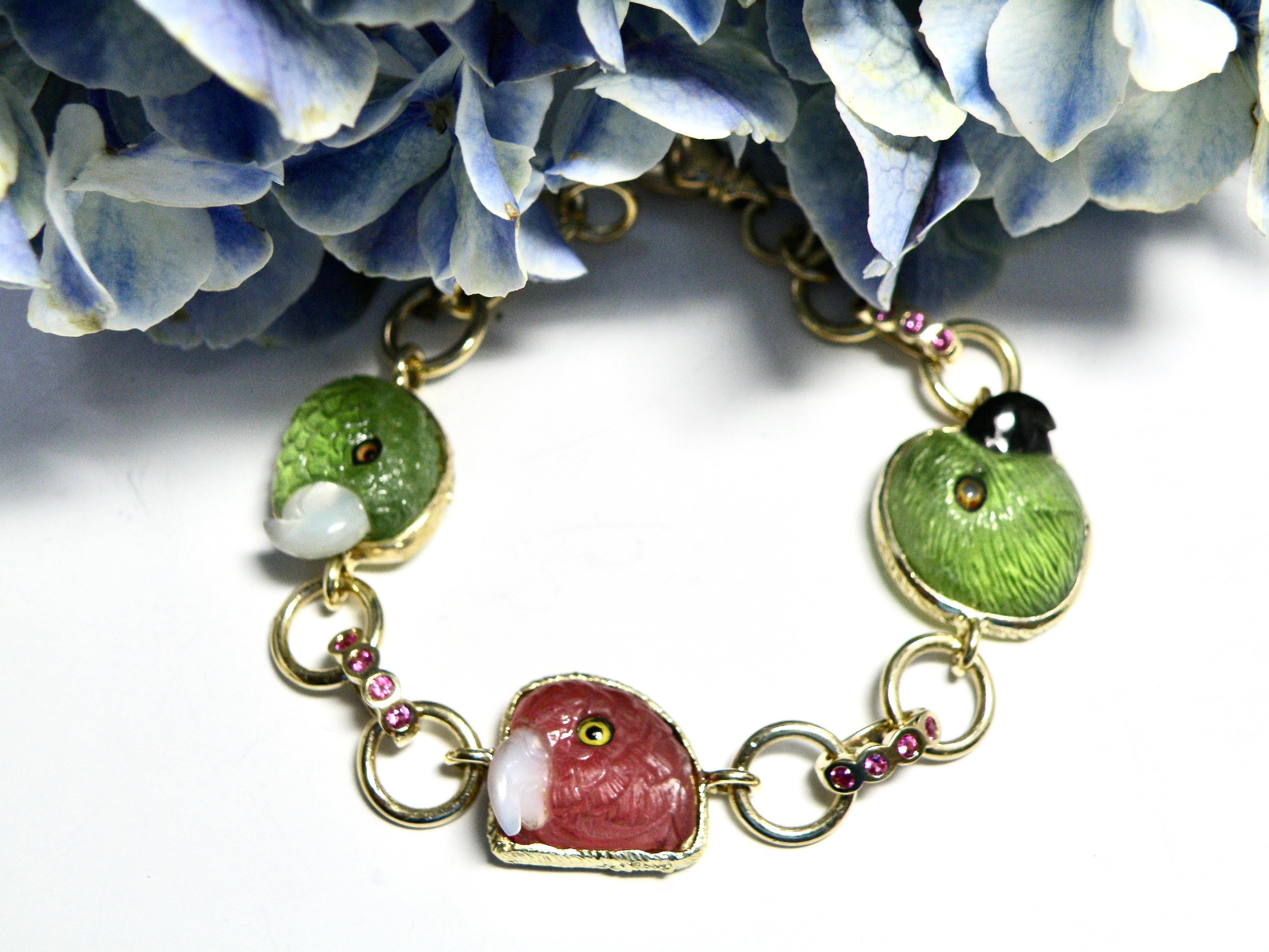 Contemporain Bracelet 18 carats avec têtes de perroquet en tourmaline/perroquet rose en vente