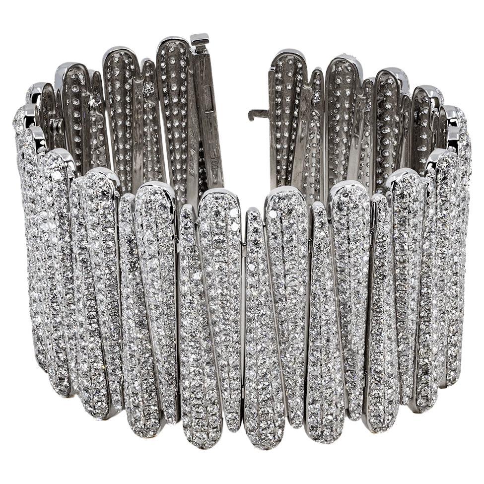 Bracciale in oro bianco 18k con 1960 diamanti tondi taglio brillante incastonati per un peso di 45,06 carati. 95,78 grammi