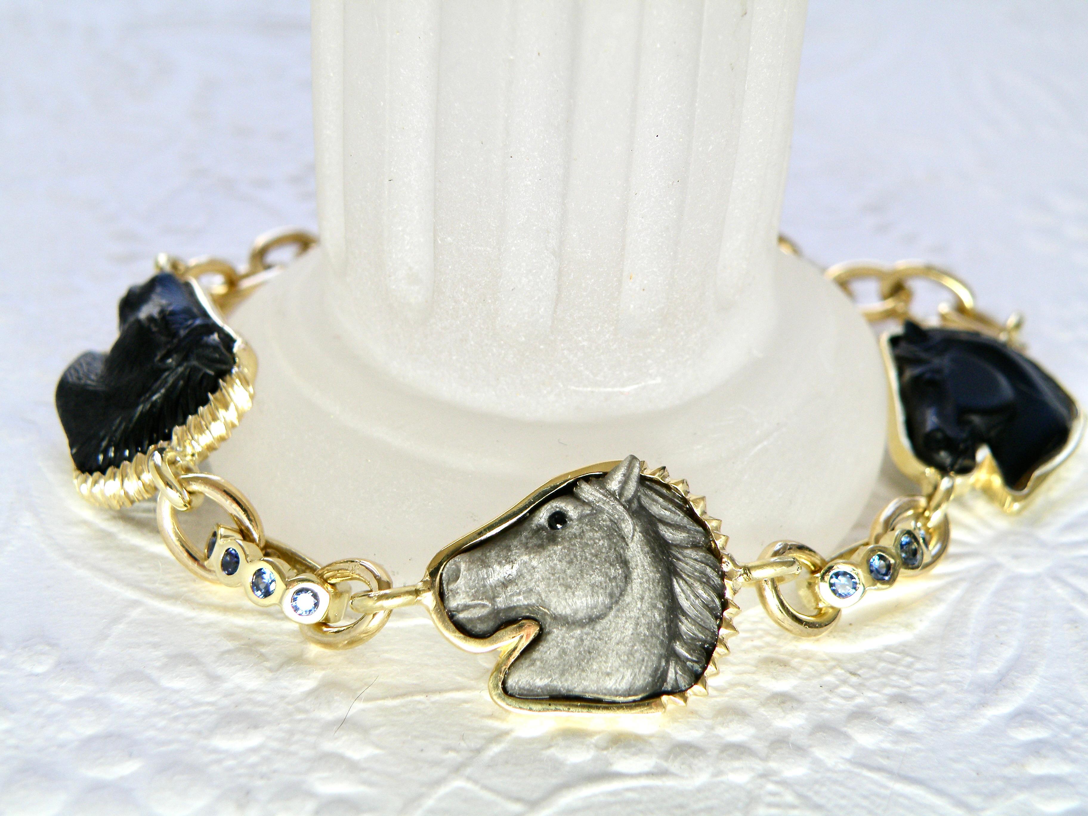 Contemporain Bracelet 18k avec petites têtes de cheval sculptées en onyx/obsidienne argentée, maillons en saphir en vente