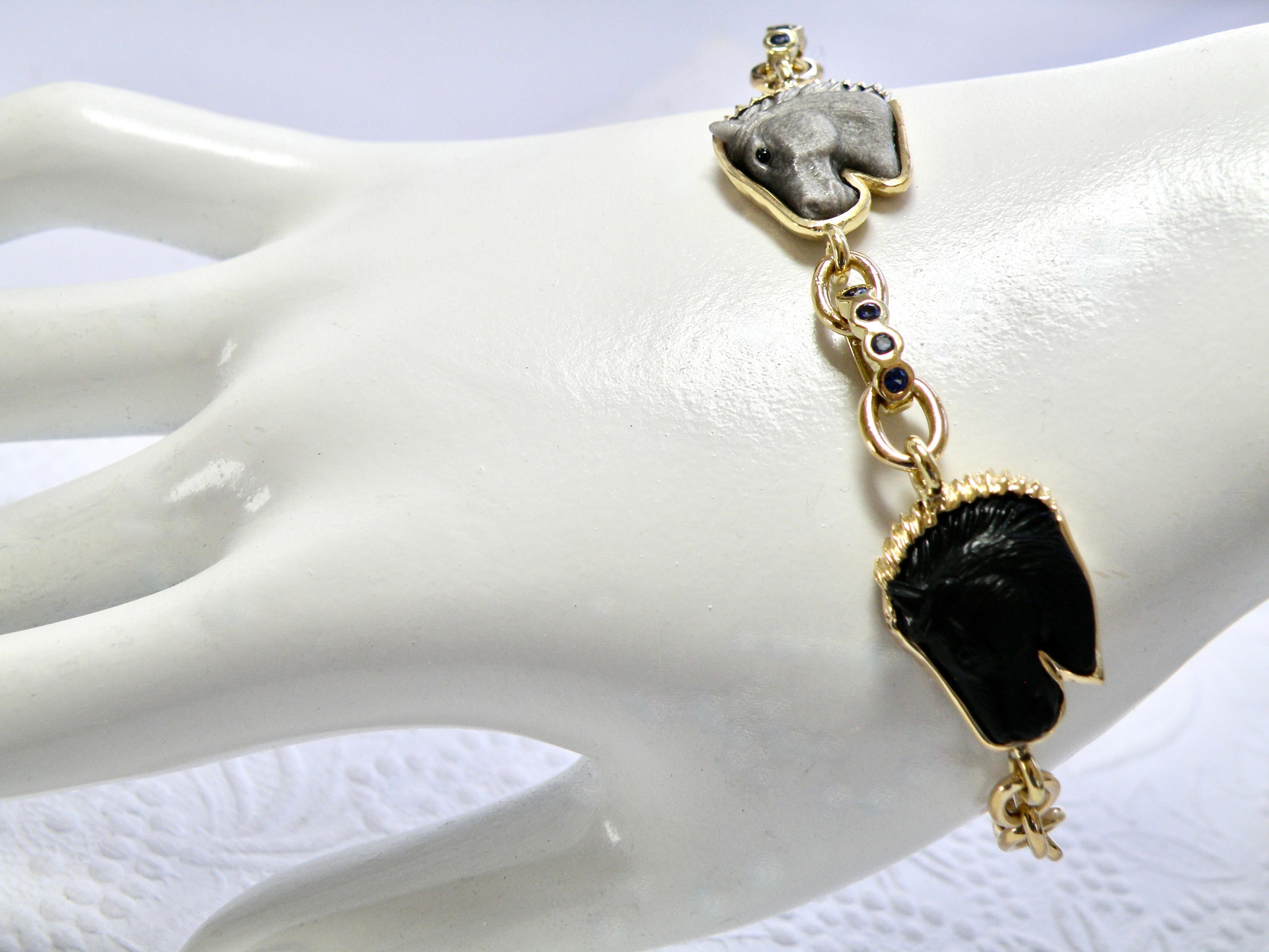 Taille cabochon Bracelet 18k avec petites têtes de cheval sculptées en onyx/obsidienne argentée, maillons en saphir en vente