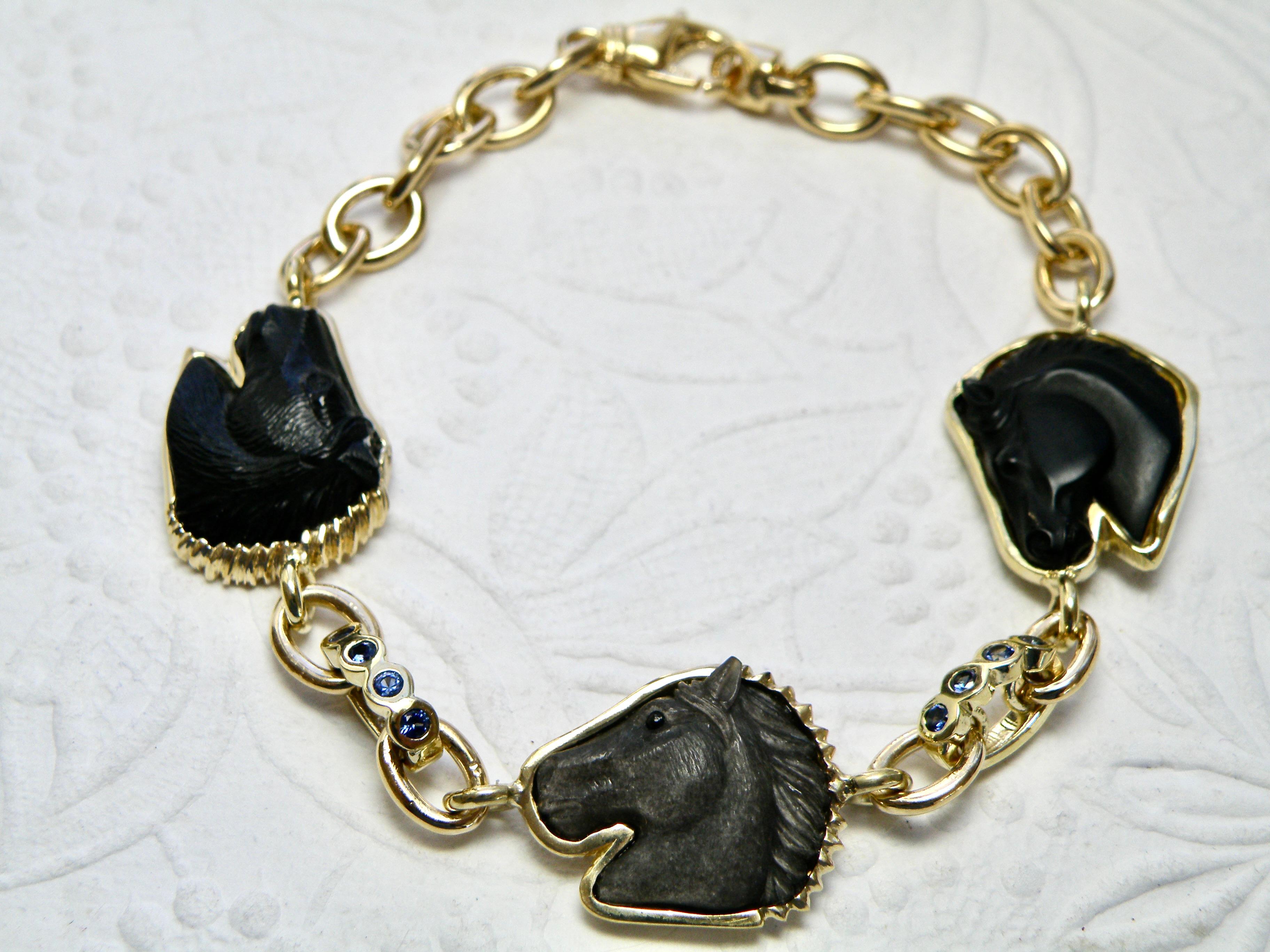 Bracelet 18k avec petites têtes de cheval sculptées en onyx/obsidienne argentée, maillons en saphir Neuf - En vente à Cohasset, MA