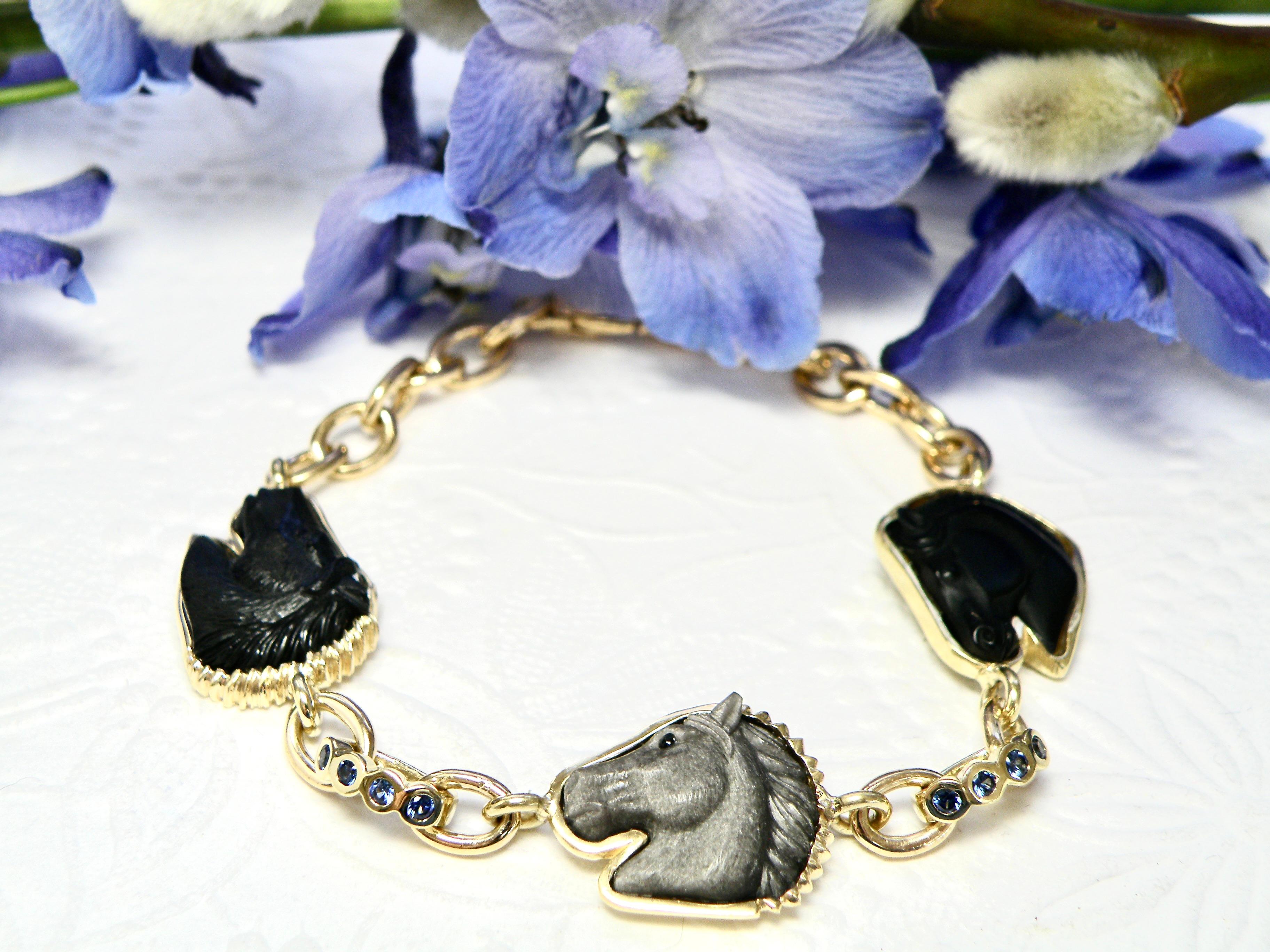 Bracelet 18k avec petites têtes de cheval sculptées en onyx/obsidienne argentée, maillons en saphir Unisexe en vente