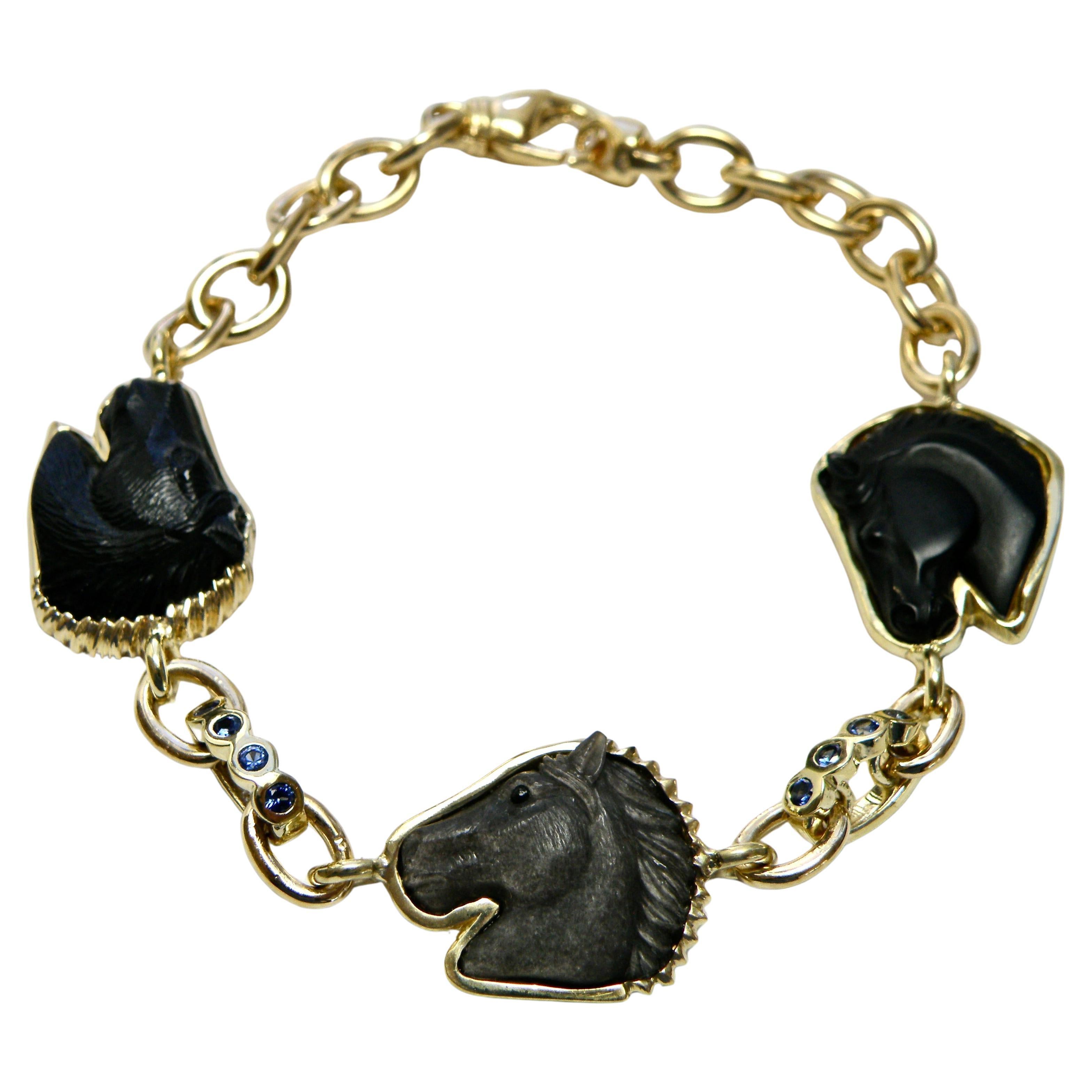 Bracelet 18k avec petites têtes de cheval sculptées en onyx/obsidienne argentée, maillons en saphir en vente