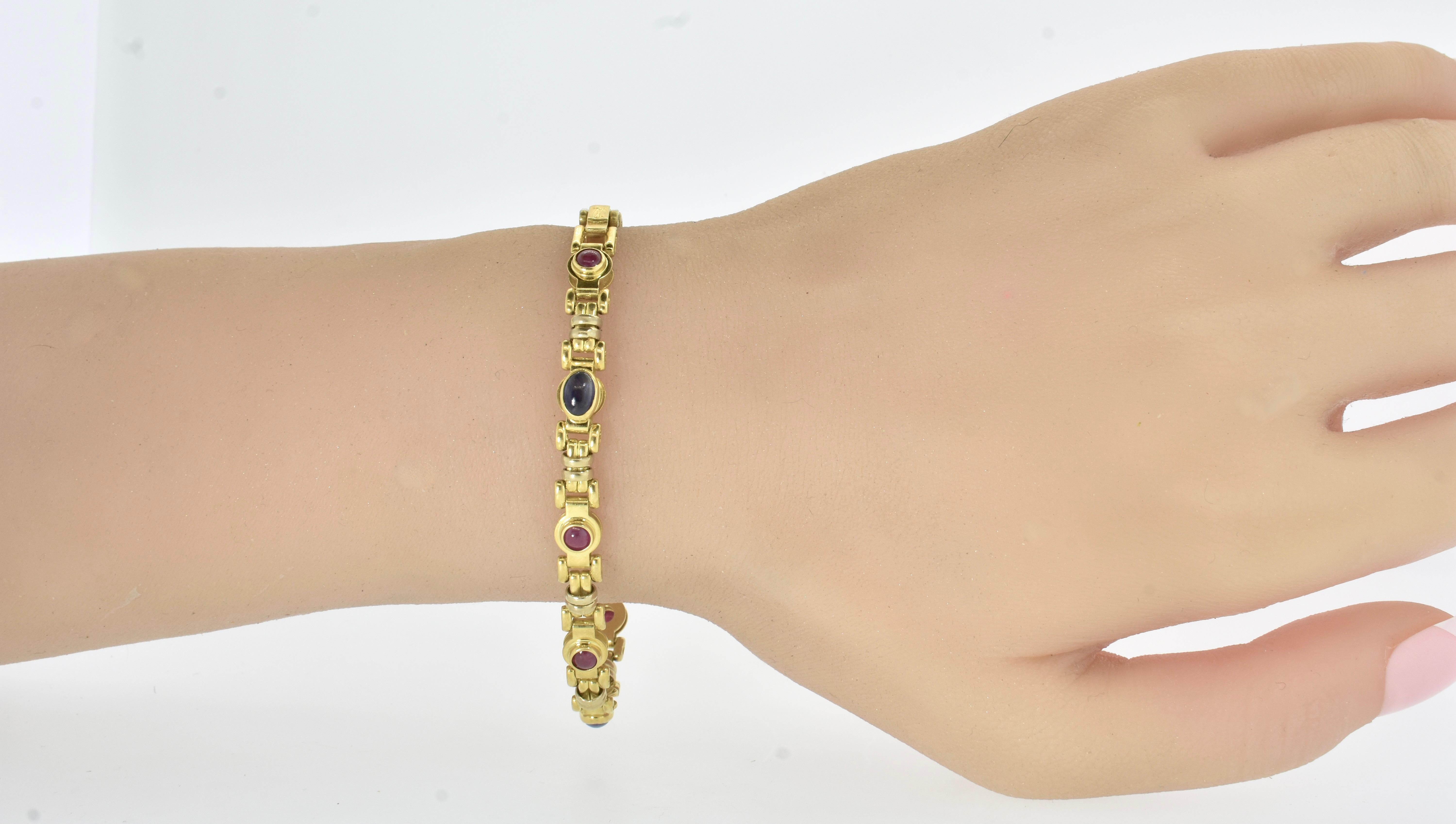 Contemporain Bracelet 18 carats avec saphirs et rubis, maillon complexe souple et inhabituel. en vente