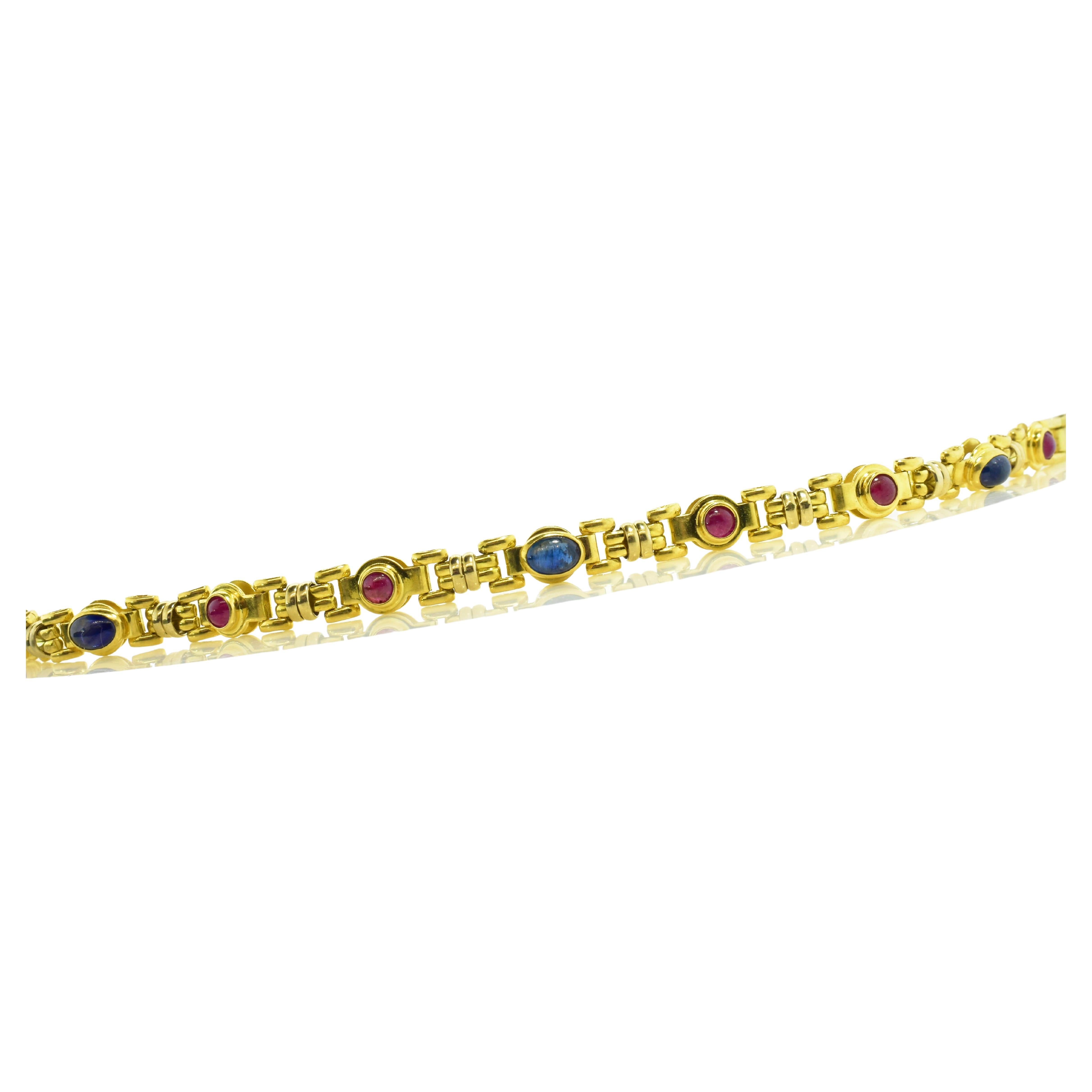 Bracelet 18 carats avec saphirs et rubis, maillon complexe souple et inhabituel. Excellent état - En vente à Aspen, CO