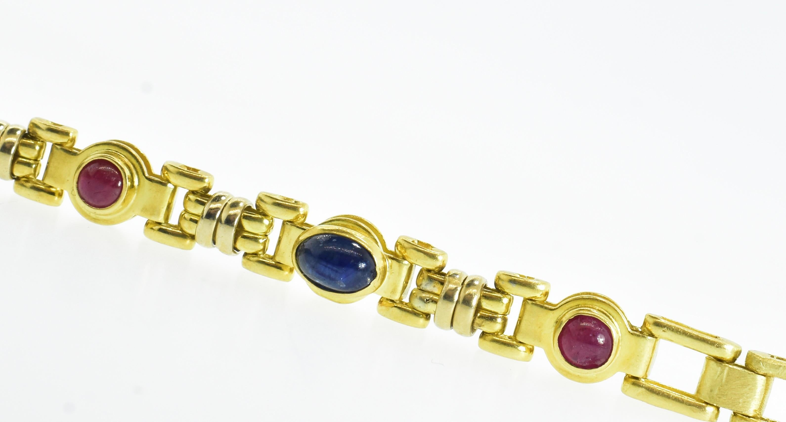 Bracelet 18 carats avec saphirs et rubis, maillon complexe souple et inhabituel. Unisexe en vente