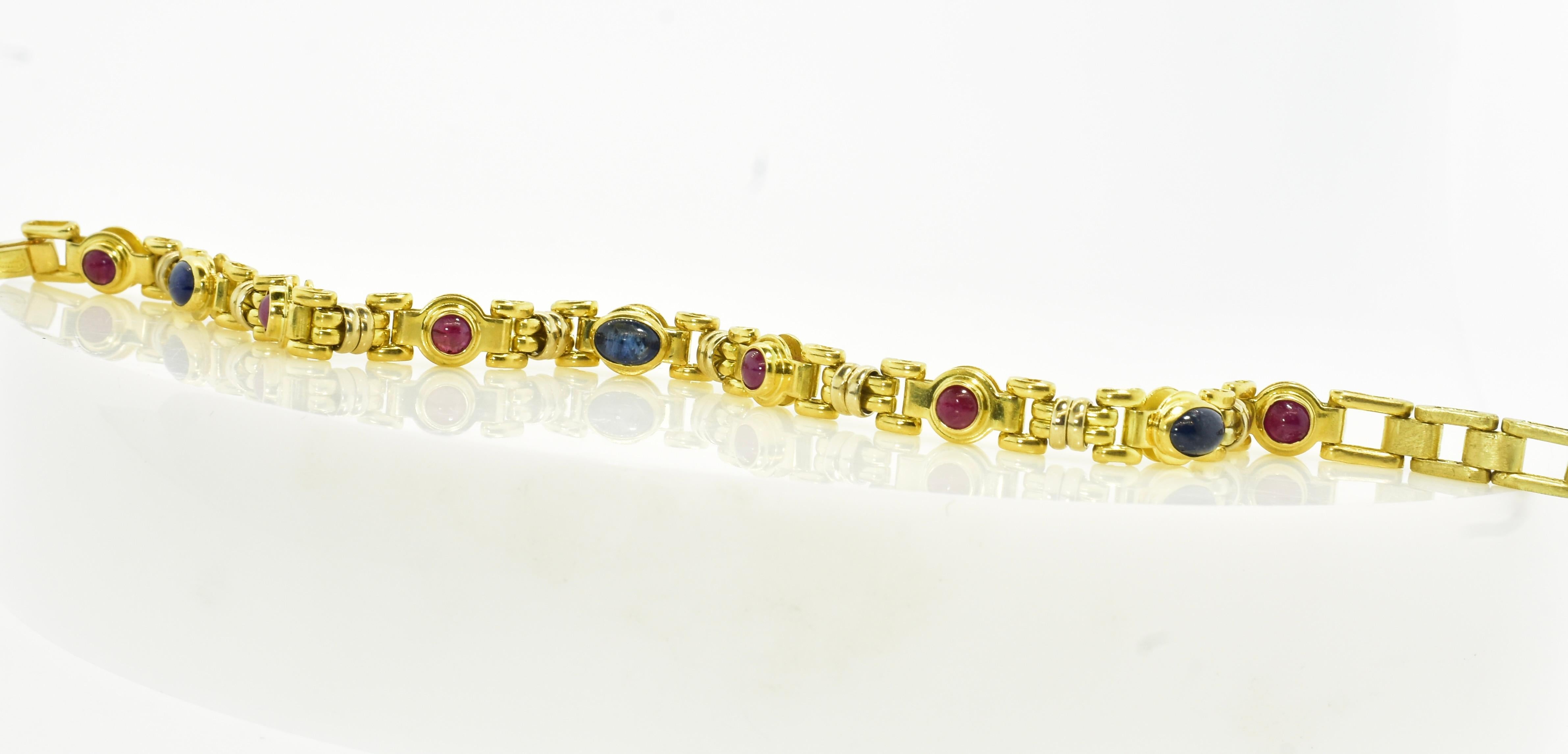Bracelet 18 carats avec saphirs et rubis, maillon complexe souple et inhabituel. en vente 1