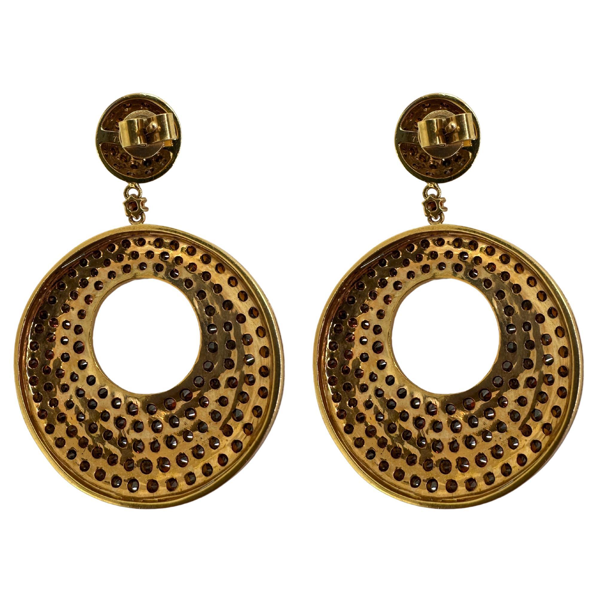 Guarda questi splendidi orecchini con diamante marrone 18k. Realizzati con 9,39 carati di scintillanti diamanti marroni, questi orecchini sono realizzati in oro giallo 18 carati e misurano 2 pollici di lunghezza. In buone condizioni, con lievi segni