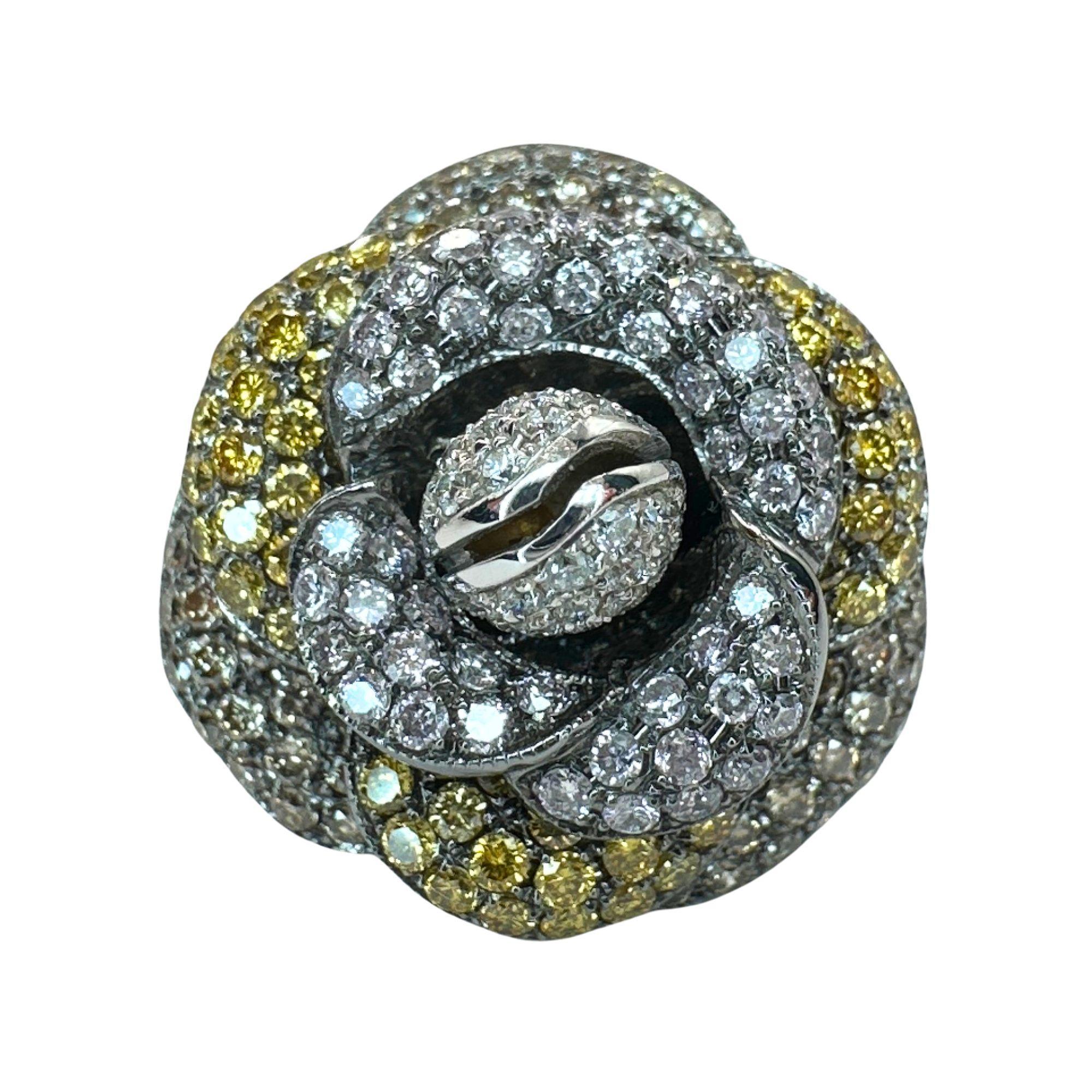 18k Brown, White and Yellow Diamond Flower Ring In Good Condition For Sale In New York, NY