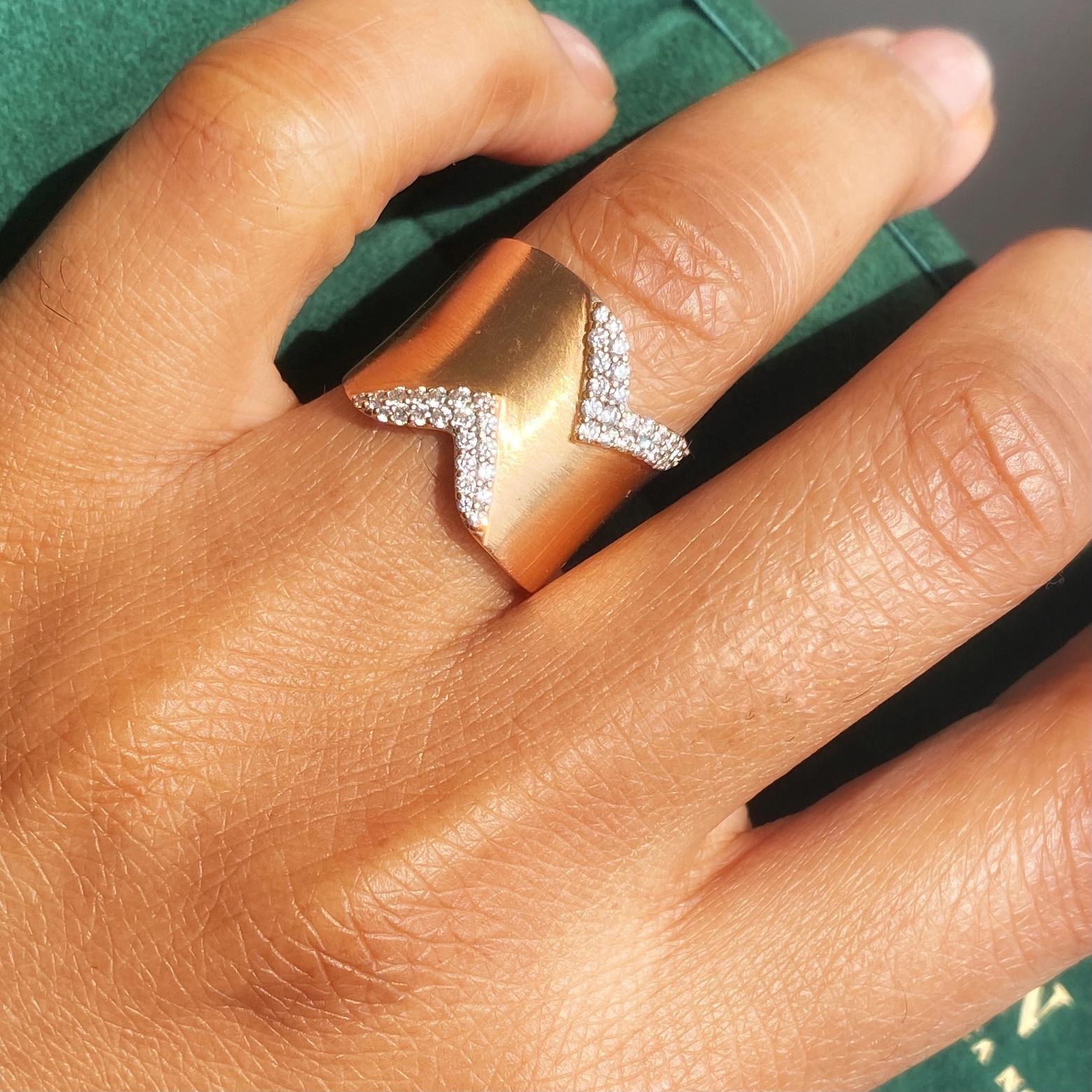 18 Karat gebürstetes Roségold und Diamanten Block Ring im Zustand „Neu“ im Angebot in Toronto, ON