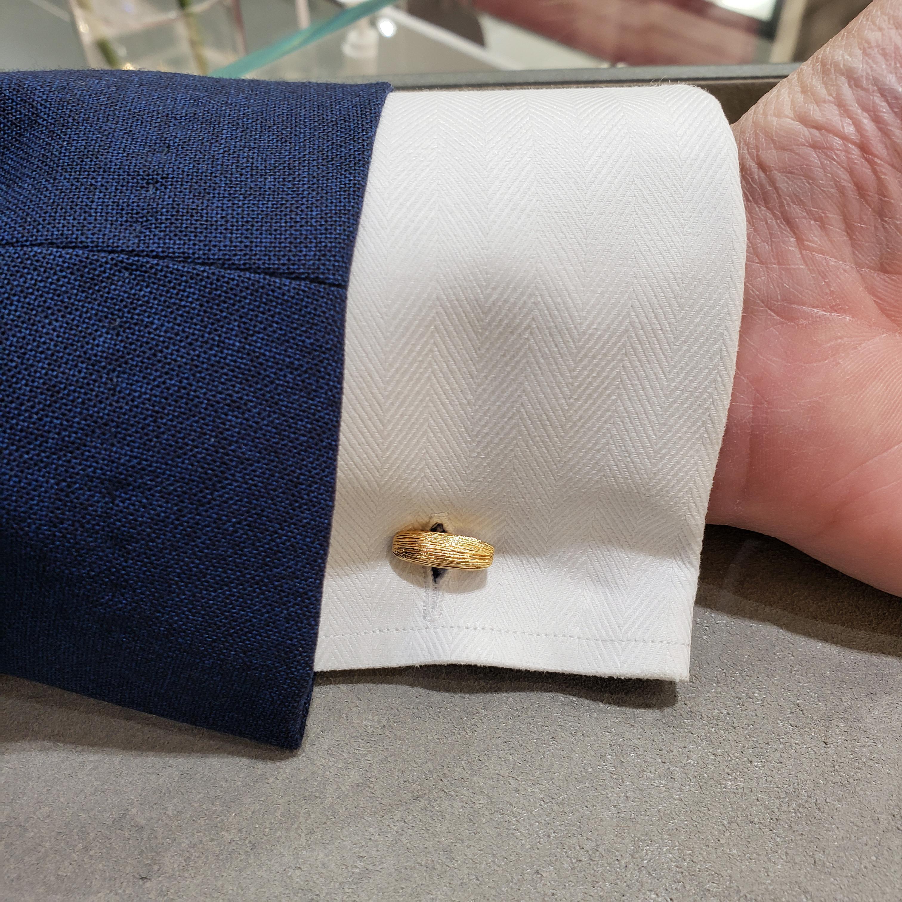 Retro 19.64 Grams Square Striated Pattern Cufflinks in Brushed Yellow Gold For Sale