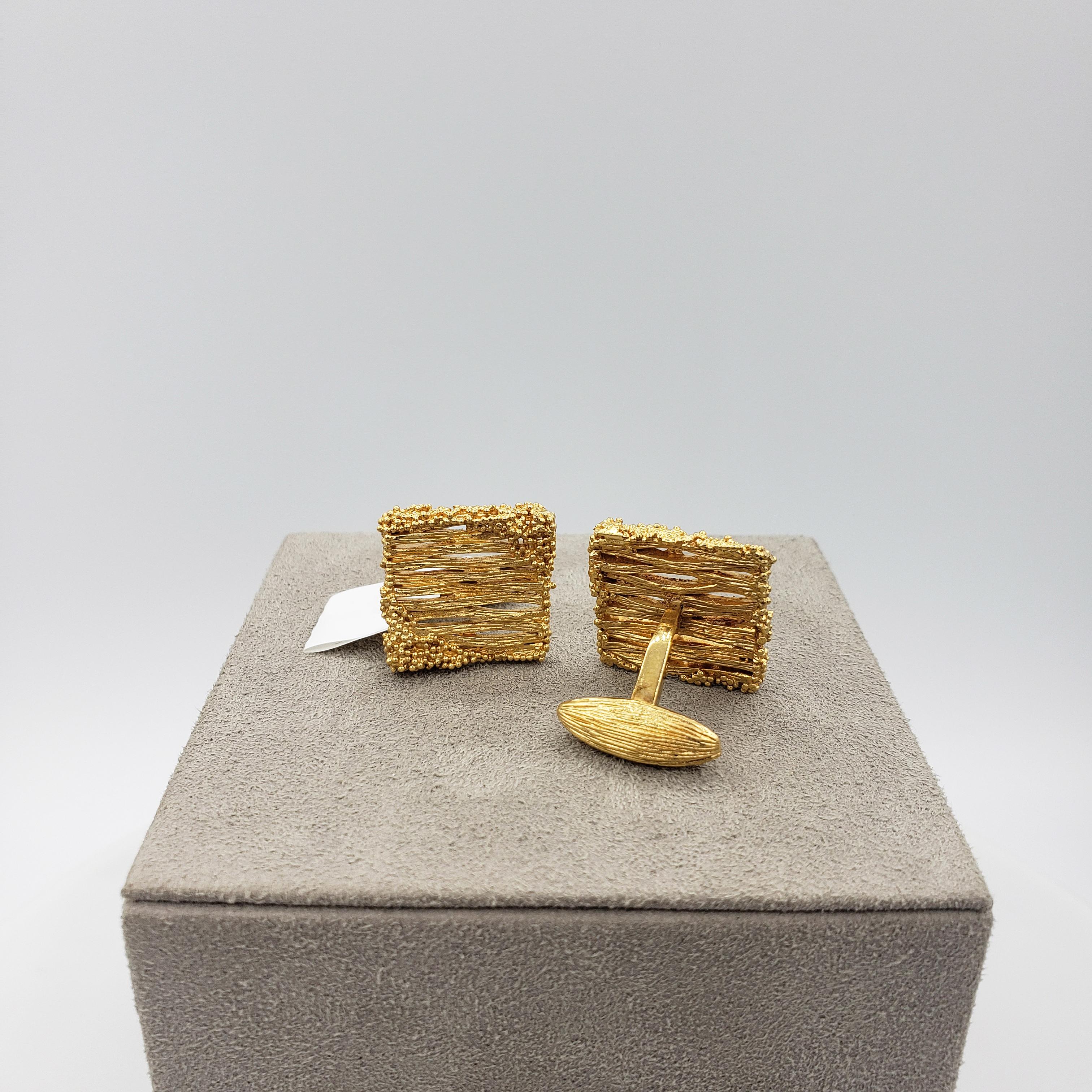 Roman Malakov 18 Karat Brushed Yellow Gold Square Striated Pattern Cufflinks In Excellent Condition For Sale In New York, NY