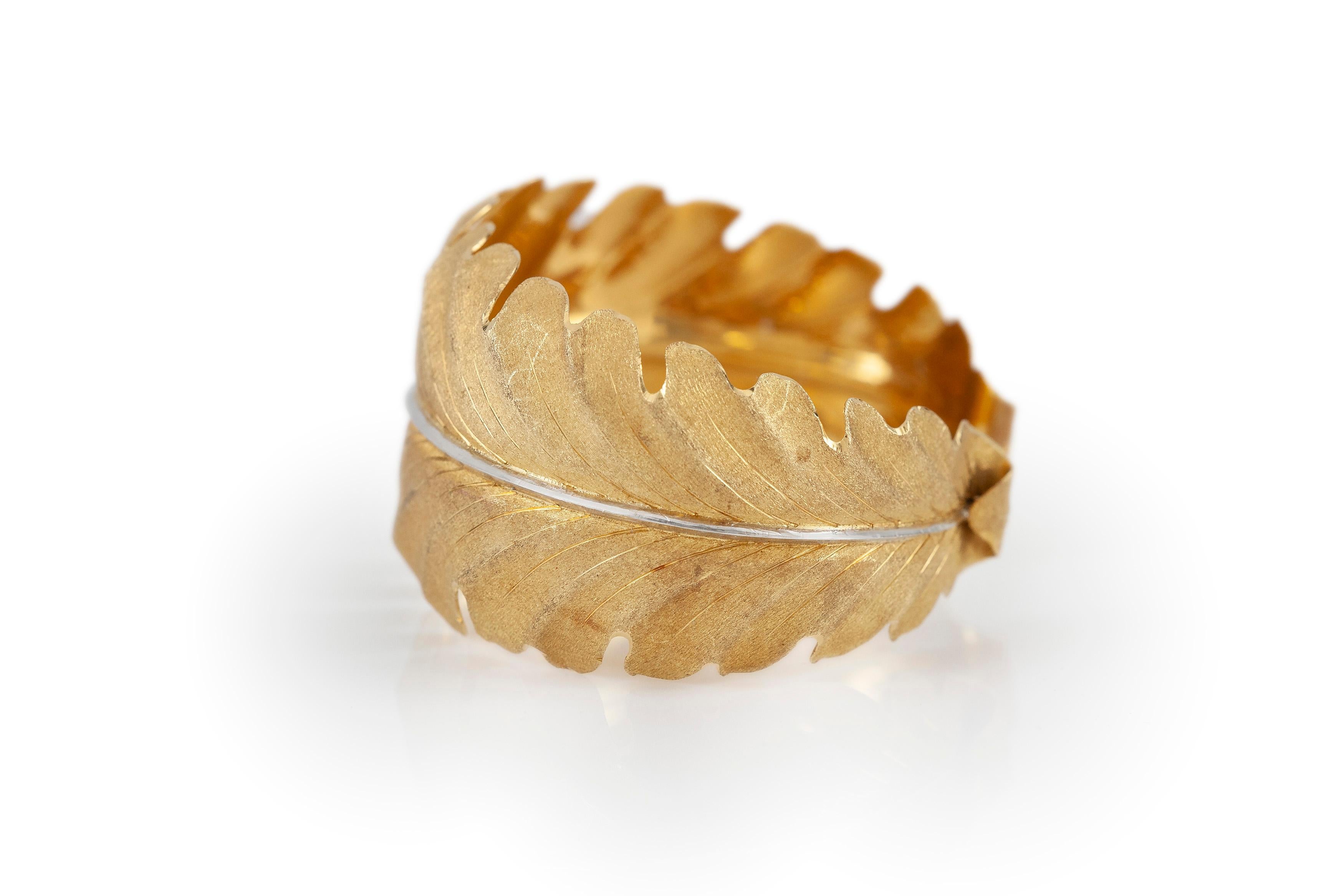 The bracelet is finely crafted in 18k yellow gold with beautiful design of leafs.

Sign by Buccellati