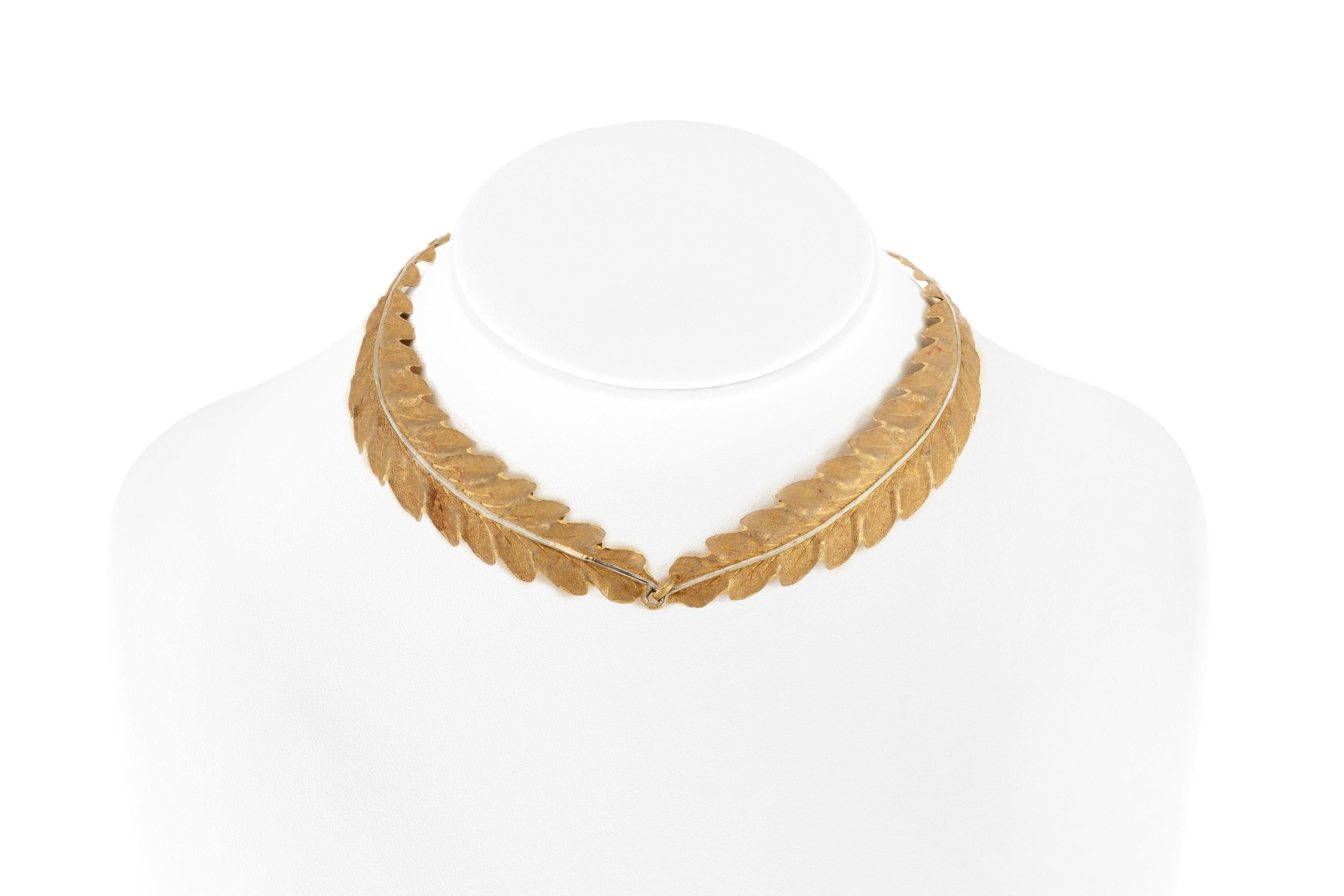 The necklace is finely crafted in 18k yellow gold and sign Buccellati.