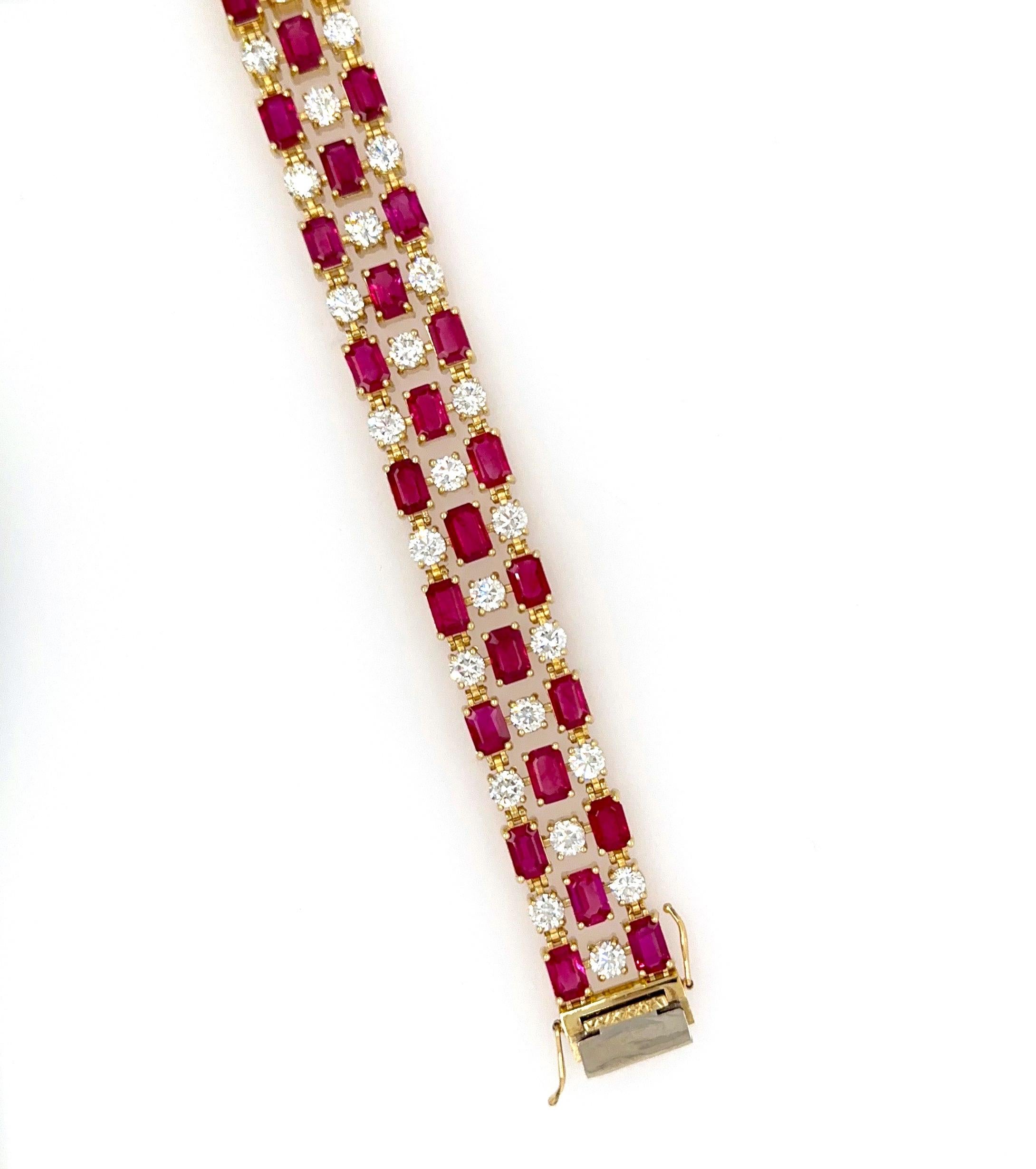 Einzigartiges Armband aus 18 Karat Gelbgold mit 19,68 ct burmesischen Rubinen im Smaragdschliff und 8,04 ct natürlichen weißen Diamanten.
Dieses schöne Armband ist ein 3-reihiges brandneues 7