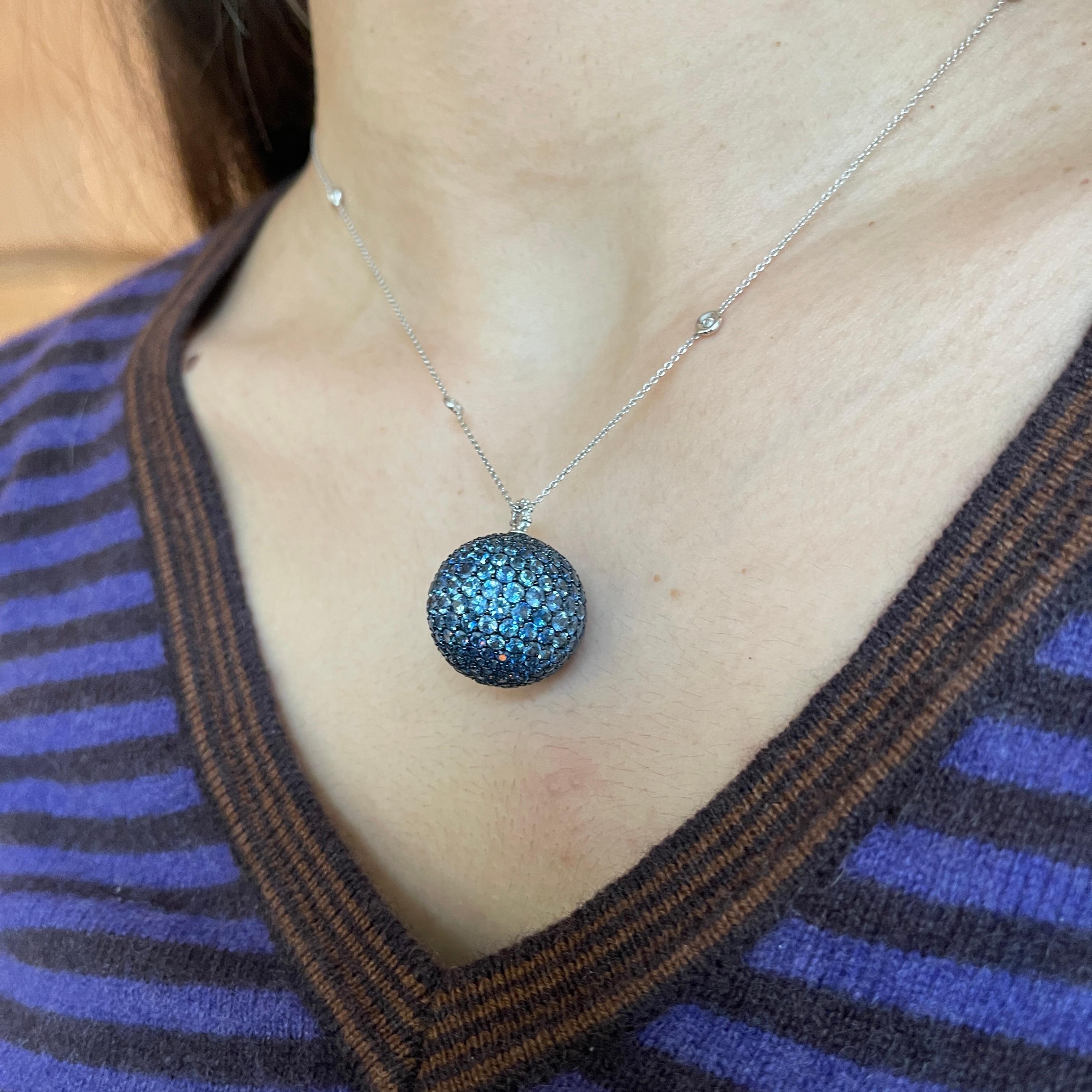 Pendentif en or blanc bruni 18K avec pavé de saphir bleu - 18,07 ct en vente 5