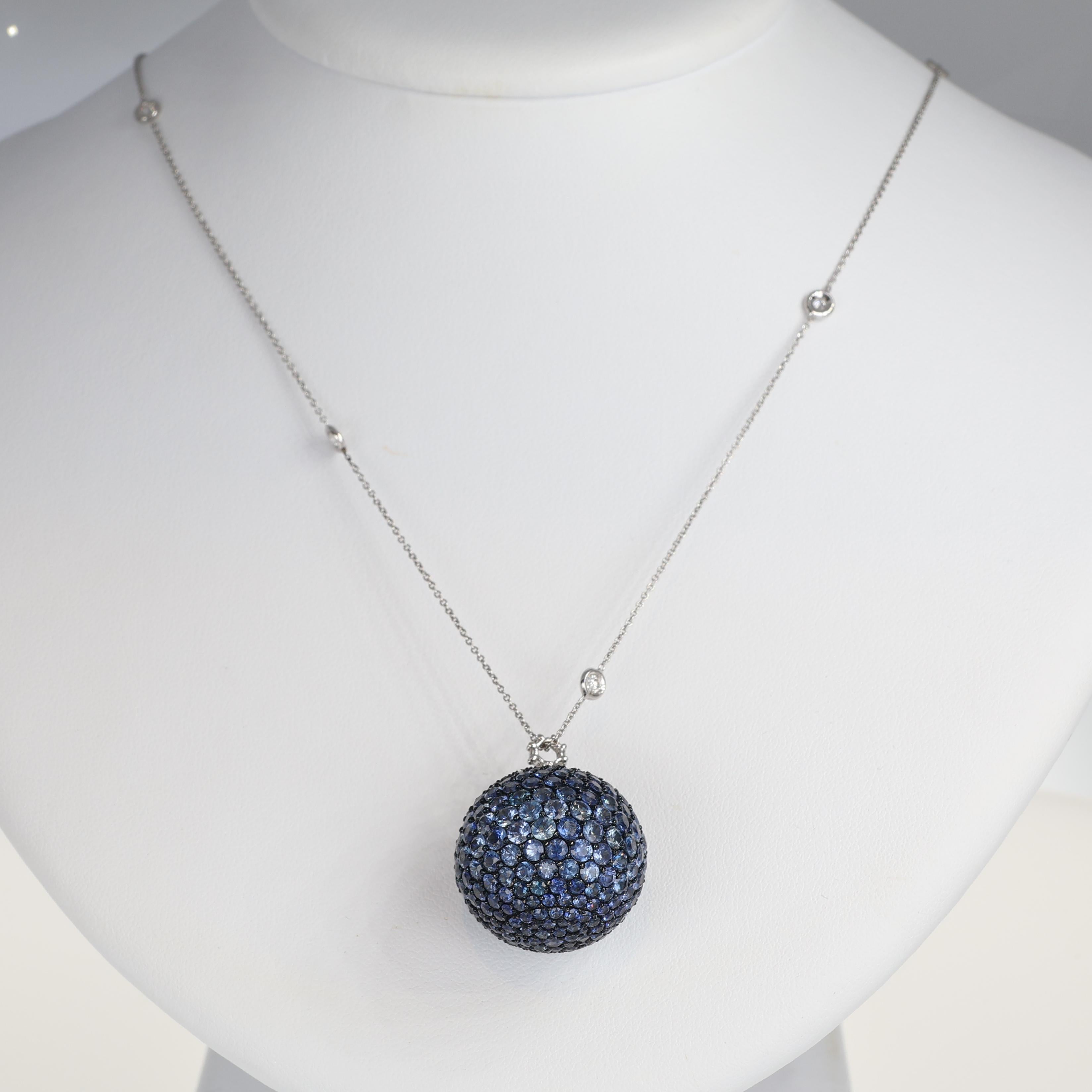 Un pendentif saisissant conçu pour captiver, réalisé en or blanc bruni 18 carats et entièrement incrusté d'un pavé de saphirs bleus de taille ronde totalisant 18,07 carats. La teinte bleue profonde des saphirs est rehaussée par la monture en or