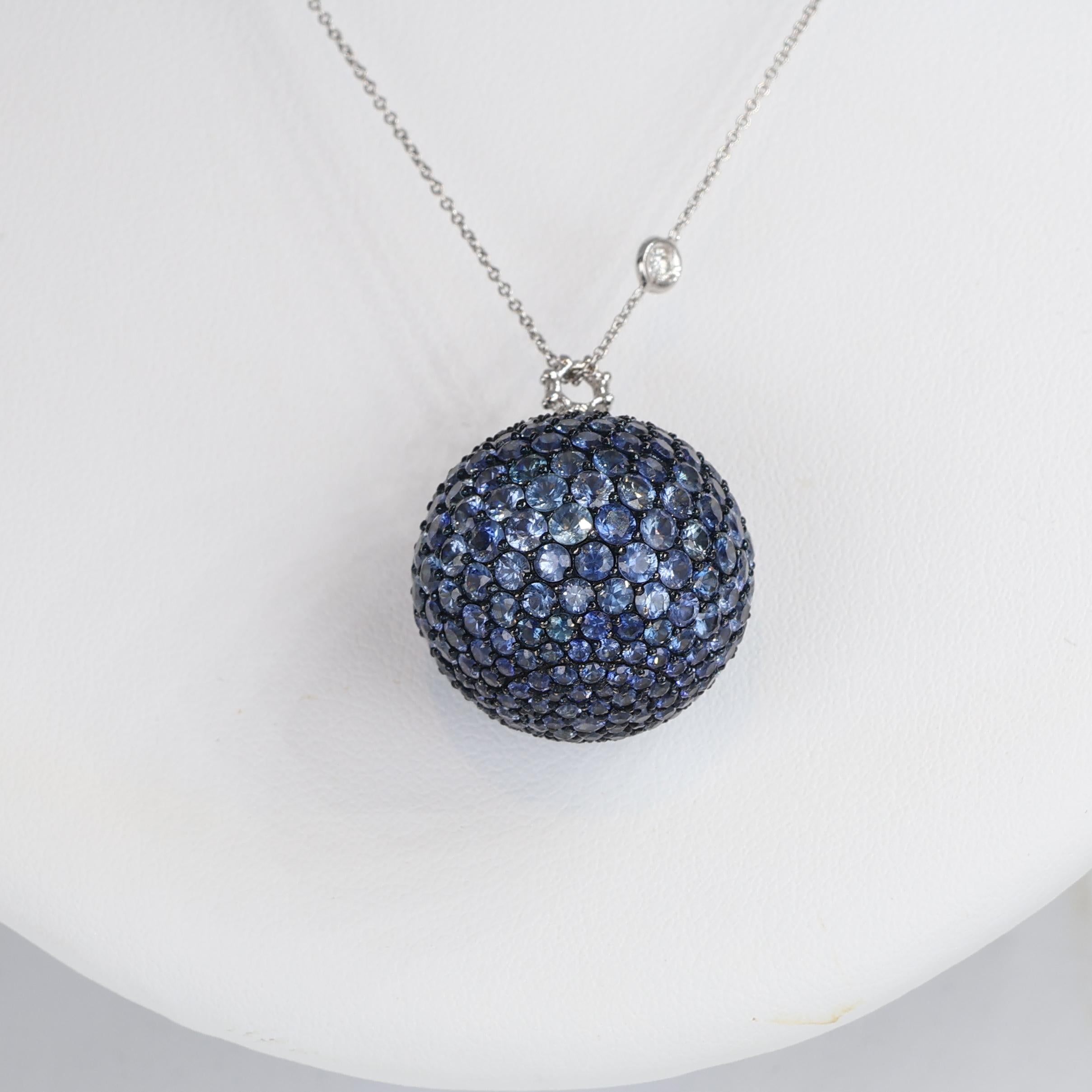 Taille brillant Pendentif en or blanc bruni 18K avec pavé de saphir bleu - 18,07 ct en vente