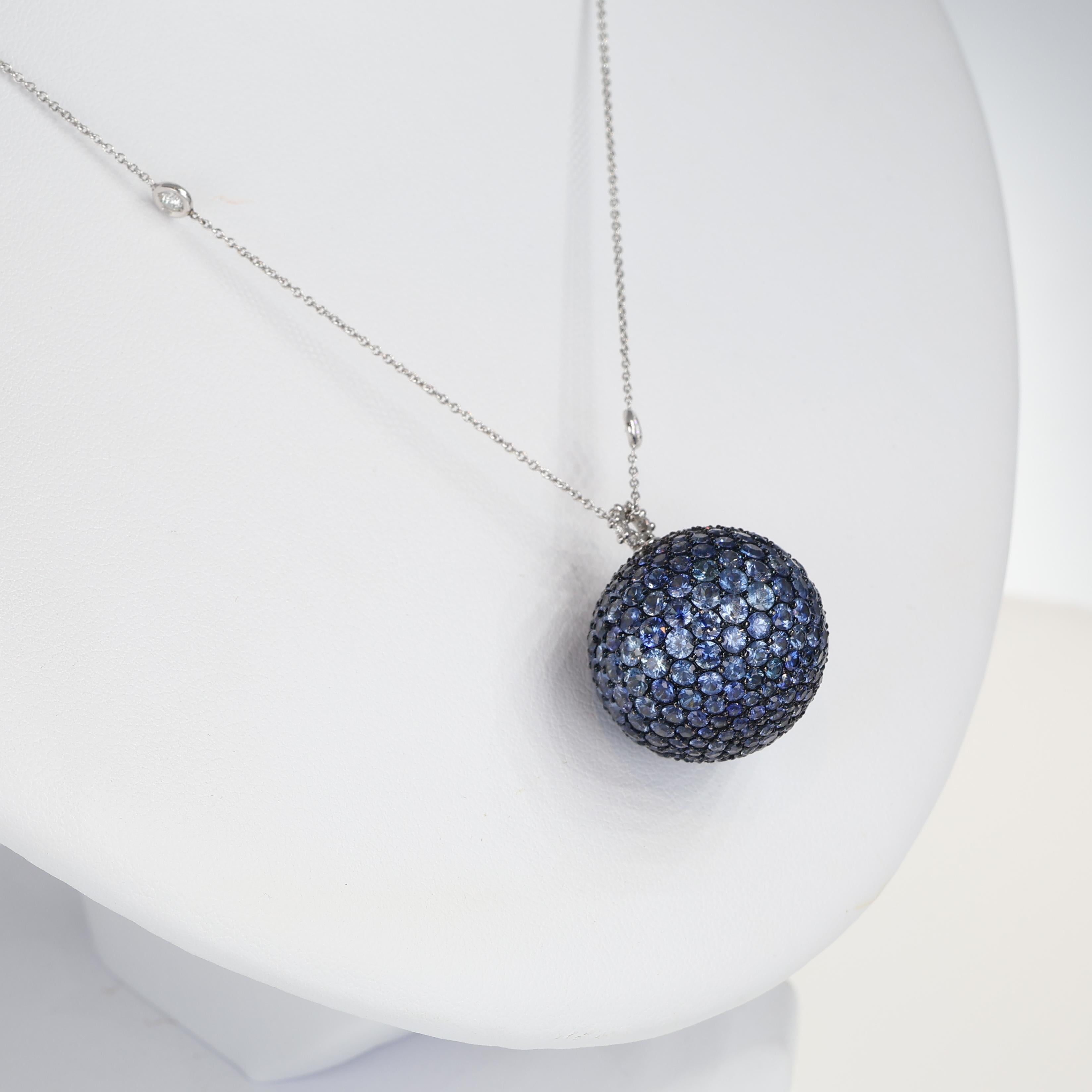 Pendentif en or blanc bruni 18K avec pavé de saphir bleu - 18,07 ct Neuf - En vente à Bergamo, BG