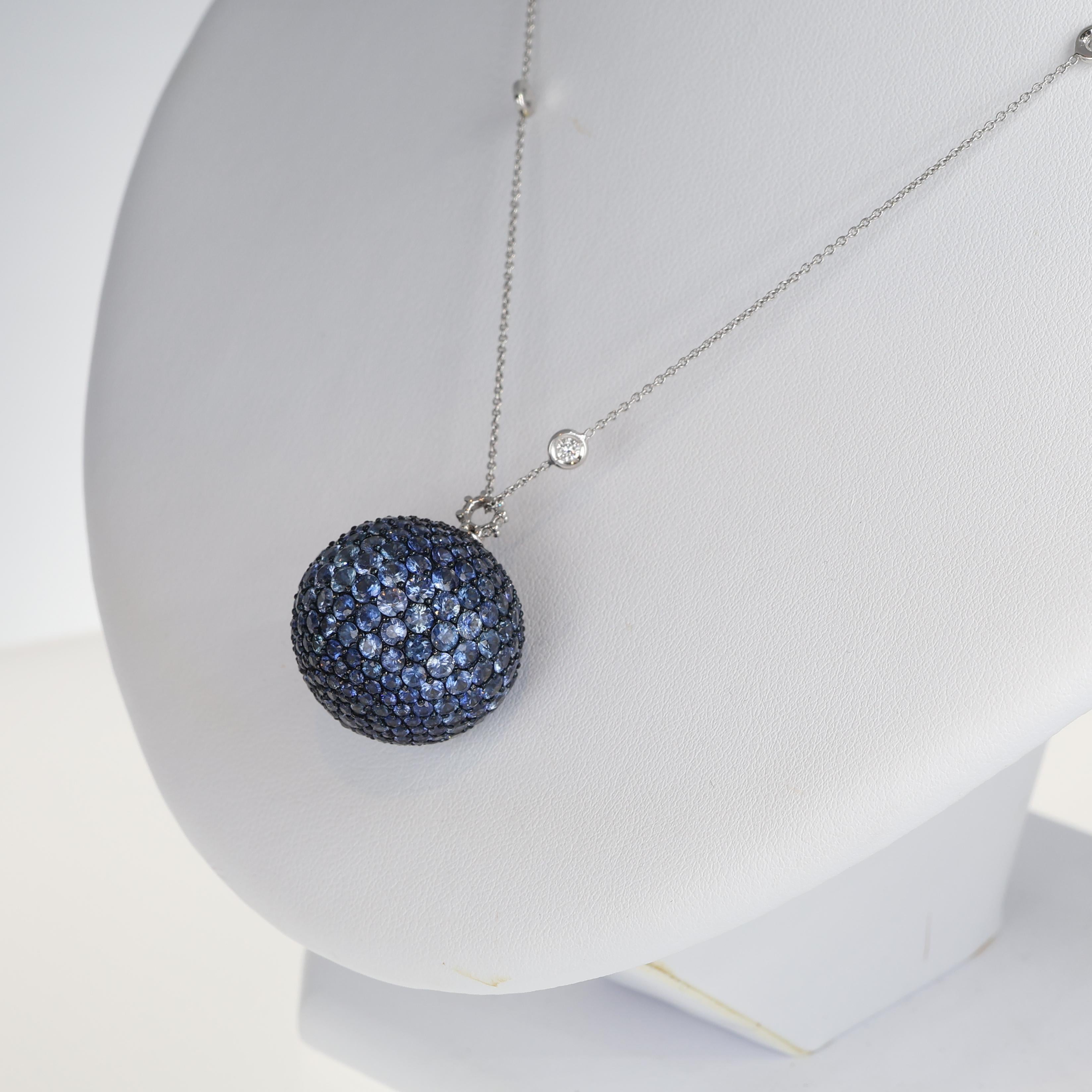 Pendentif en or blanc bruni 18K avec pavé de saphir bleu - 18,07 ct Unisexe en vente