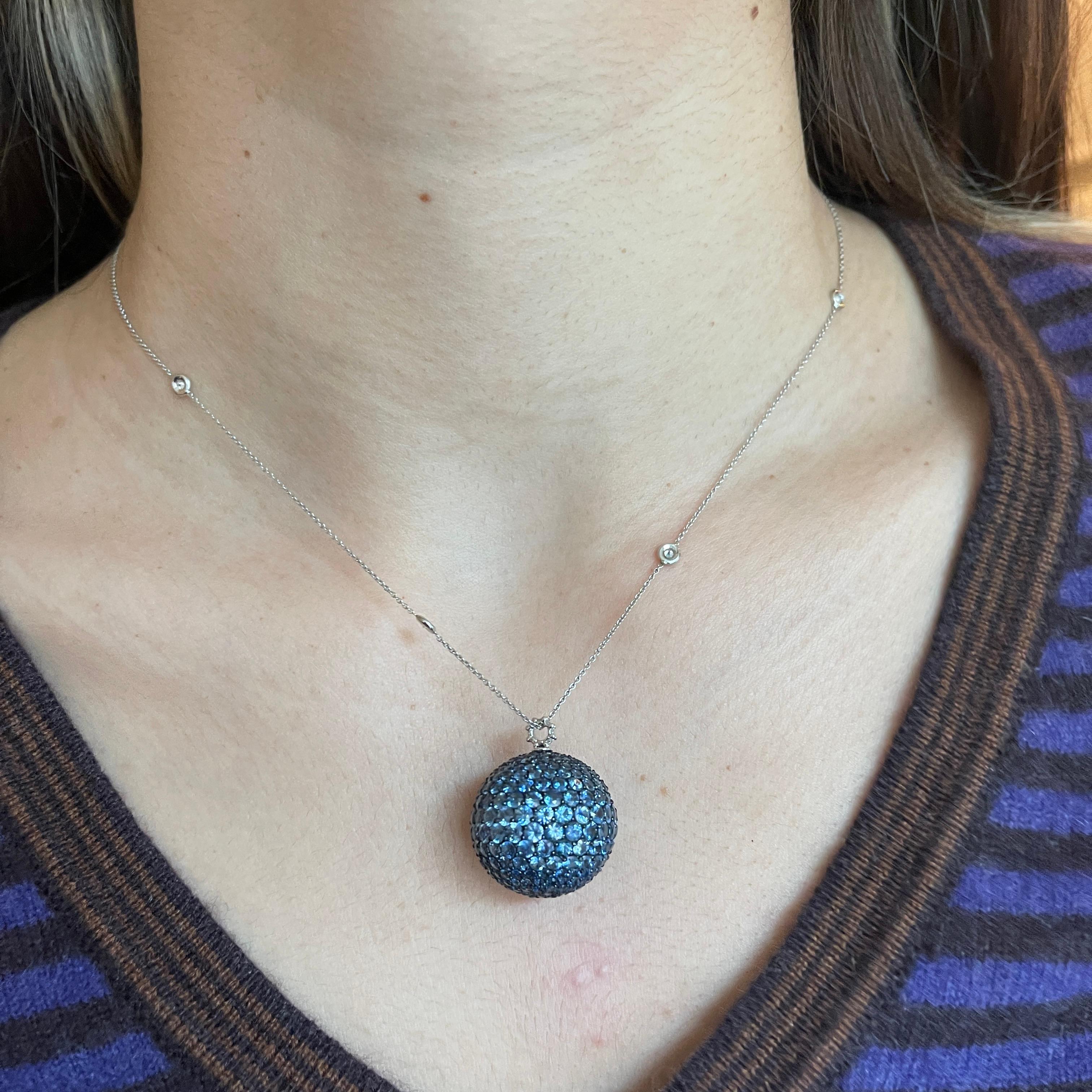 Pendentif en or blanc bruni 18K avec pavé de saphir bleu - 18,07 ct en vente 2