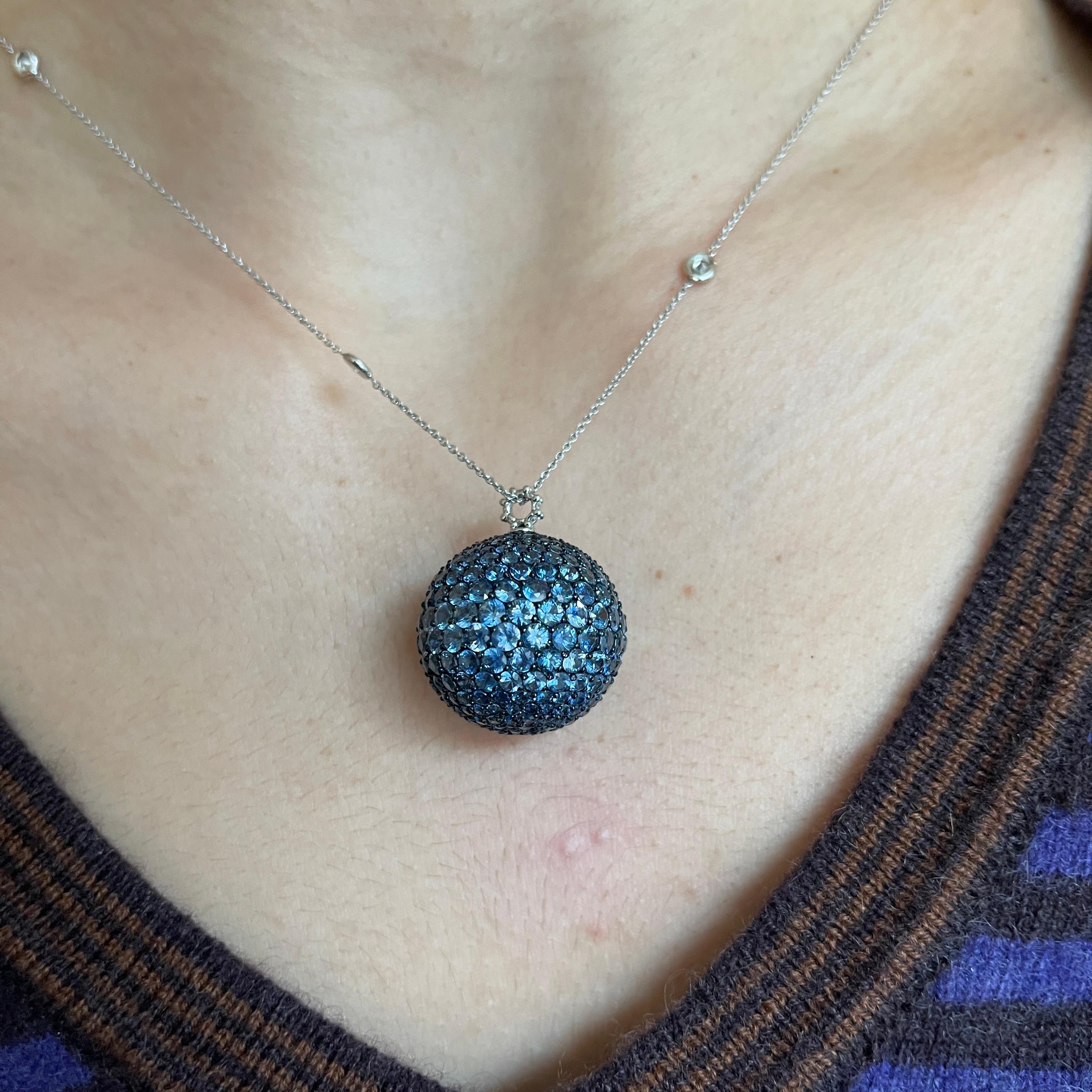 Pendentif en or blanc bruni 18K avec pavé de saphir bleu - 18,07 ct en vente 3