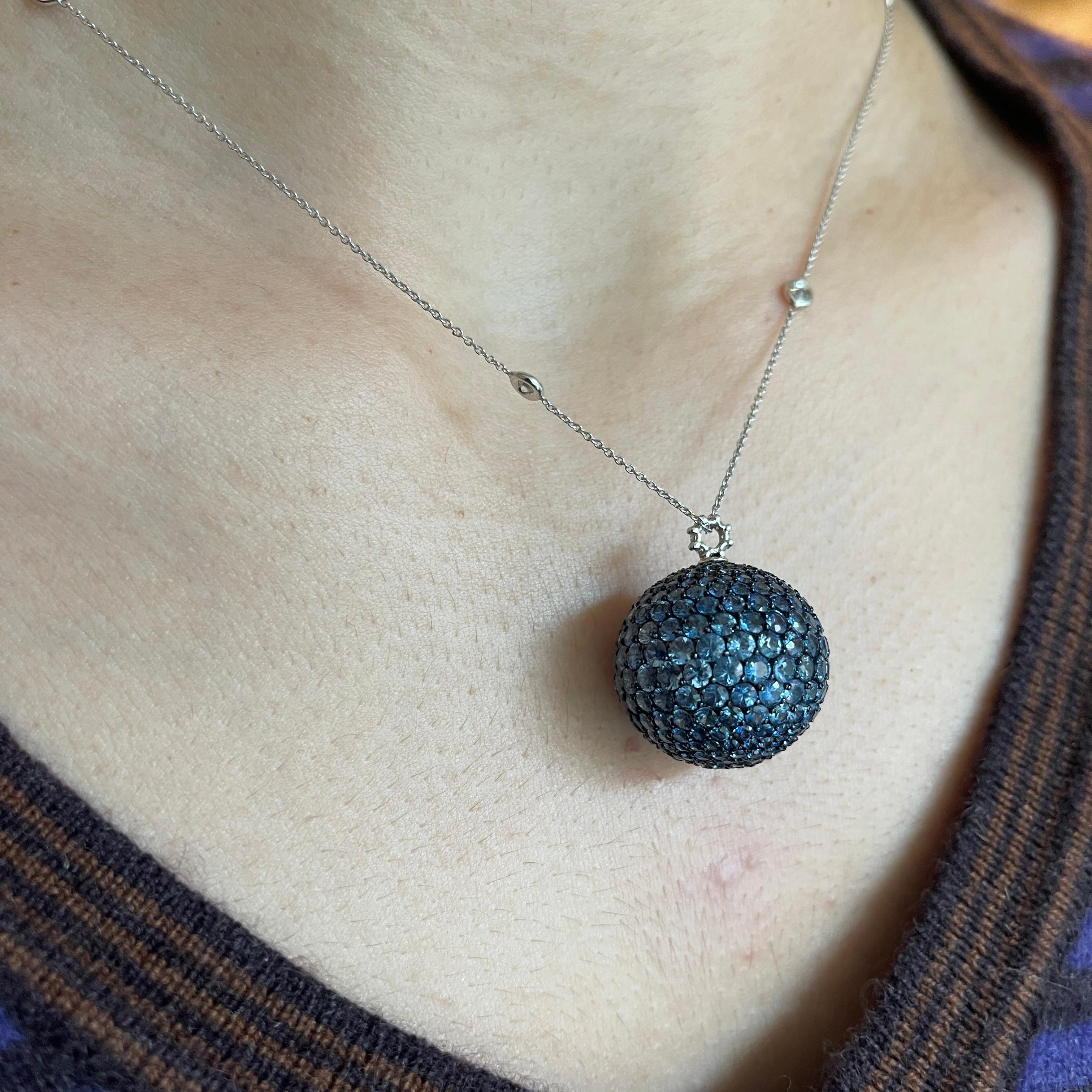 Pendentif en or blanc bruni 18K avec pavé de saphir bleu - 18,07 ct en vente 4