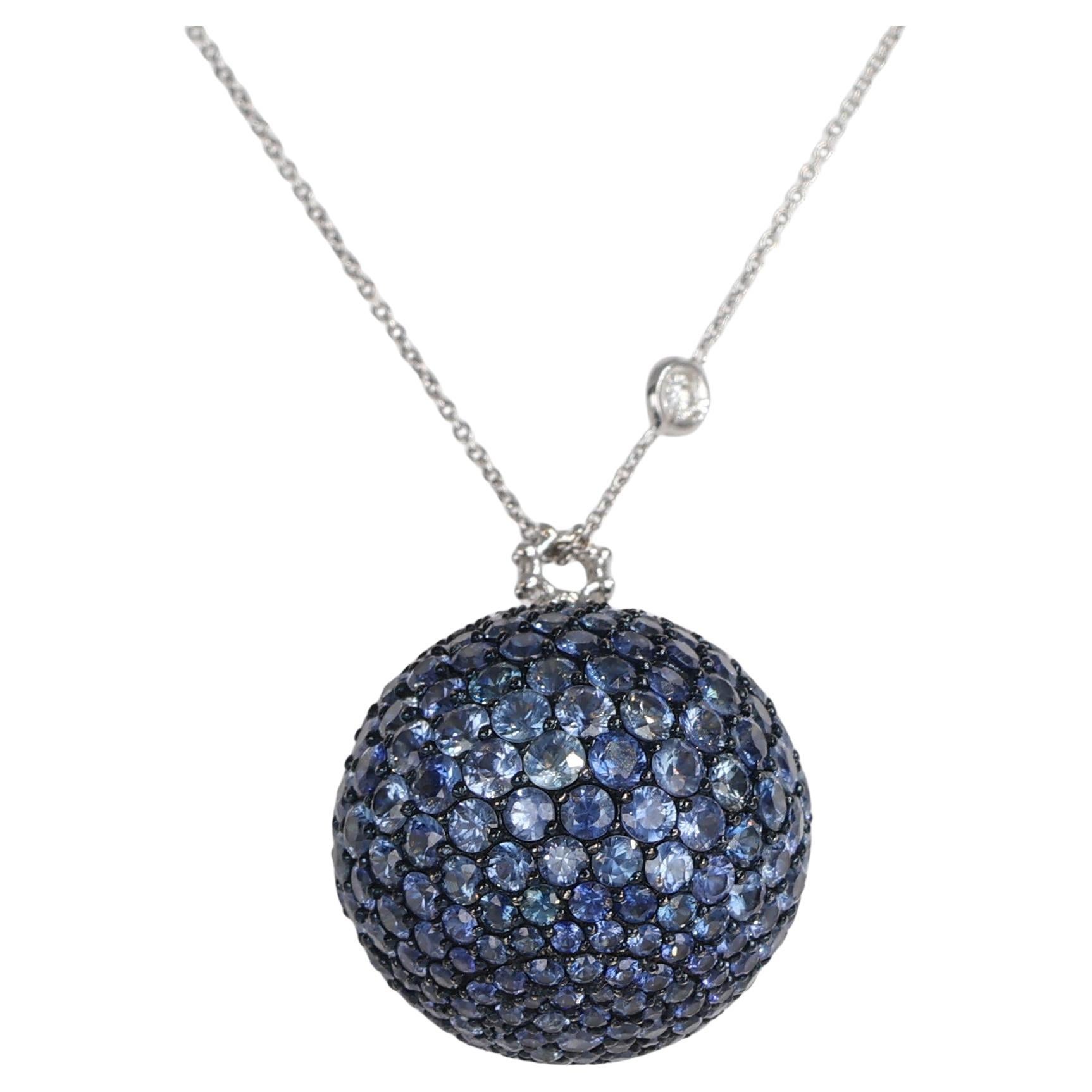 Pendentif en or blanc bruni 18K avec pavé de saphir bleu - 18,07 ct en vente
