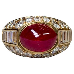 Bague cocktail 18 carats avec rubis cabochon, diamants ronds baguettes certifiés GIA, sans chaleur 7,40 carats
