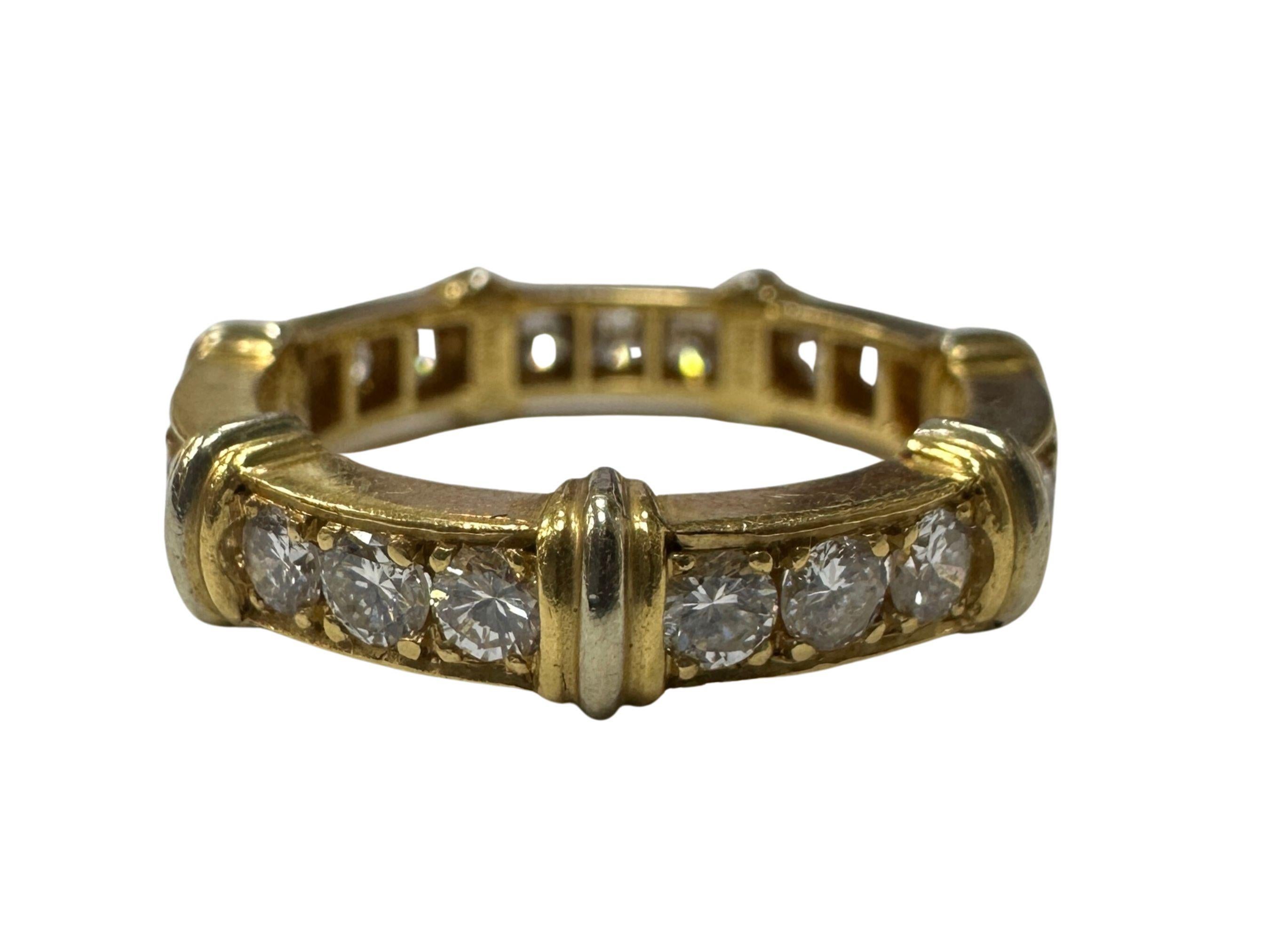 Faites l'expérience de l'élégance intemporelle avec cet exquis bracelet d'éternité en diamant de Cartier 18 carats. En très bon état, il présente une largeur délicate de 4,25 mm et une hauteur de 1,77 mm au-dessus du doigt. Ornée d'environ 1,00