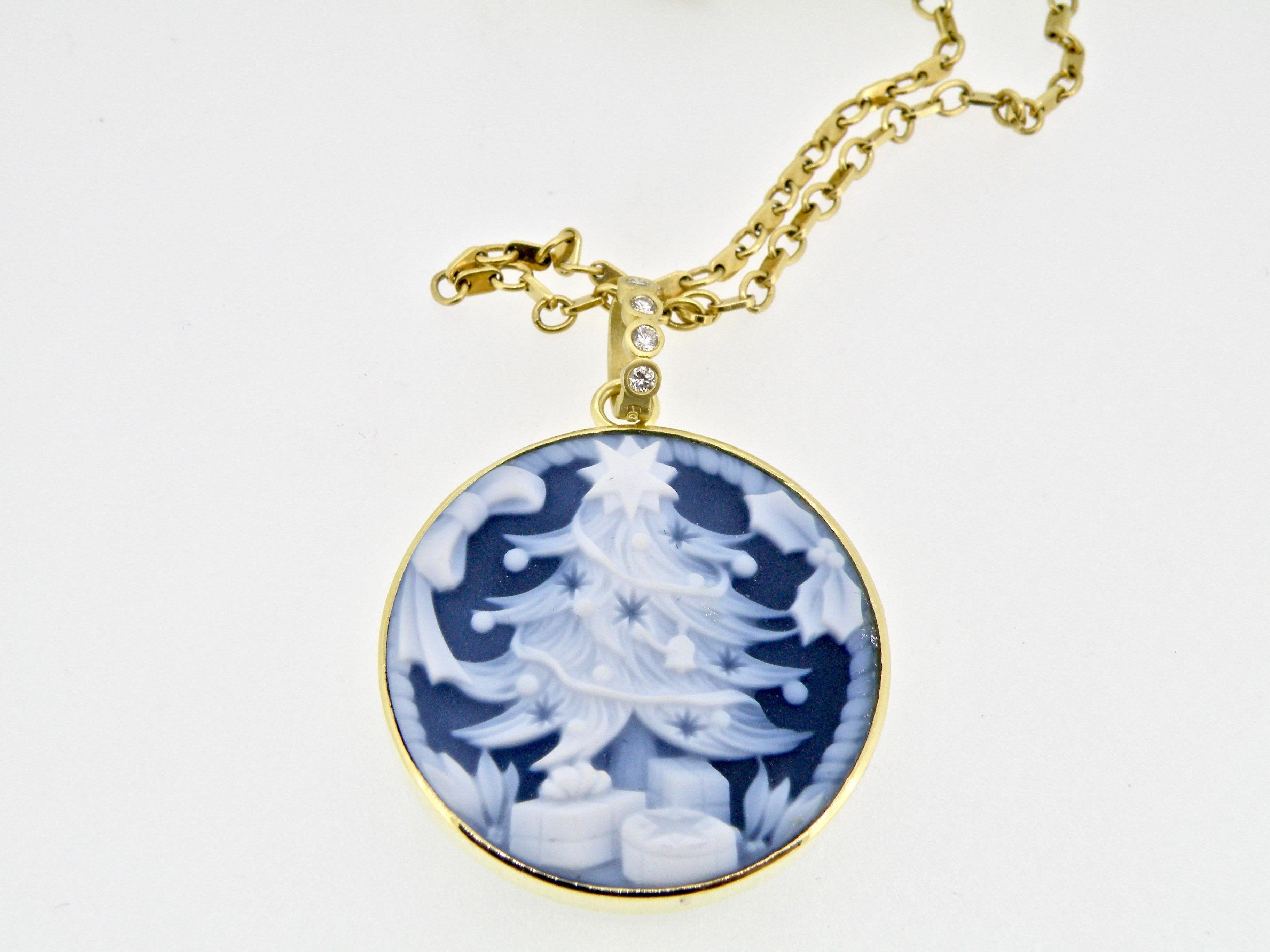 Contemporary 18K Carved Agate Christmas Tree Pendant For Sale