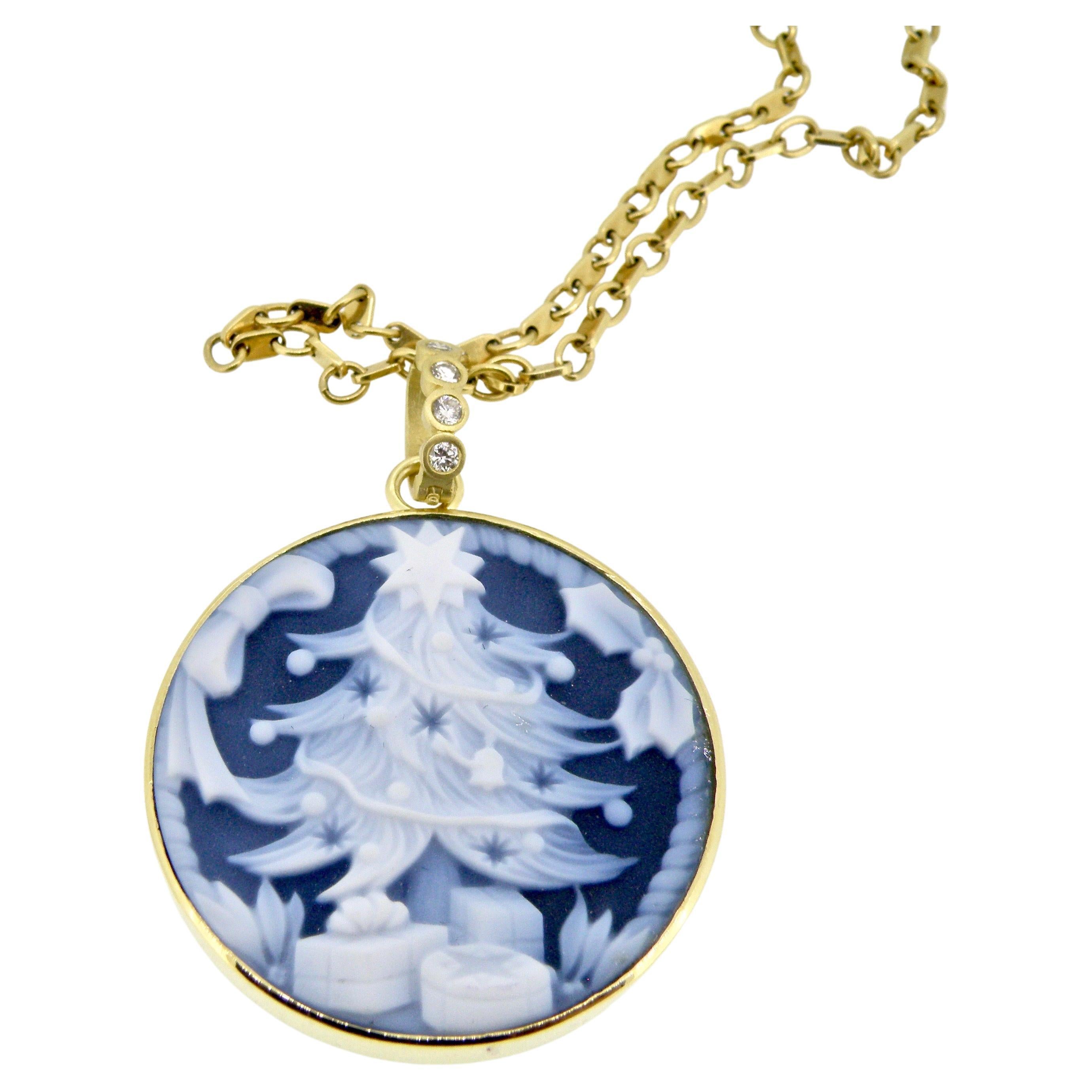 18K Carved Agate Christmas Tree Pendant For Sale