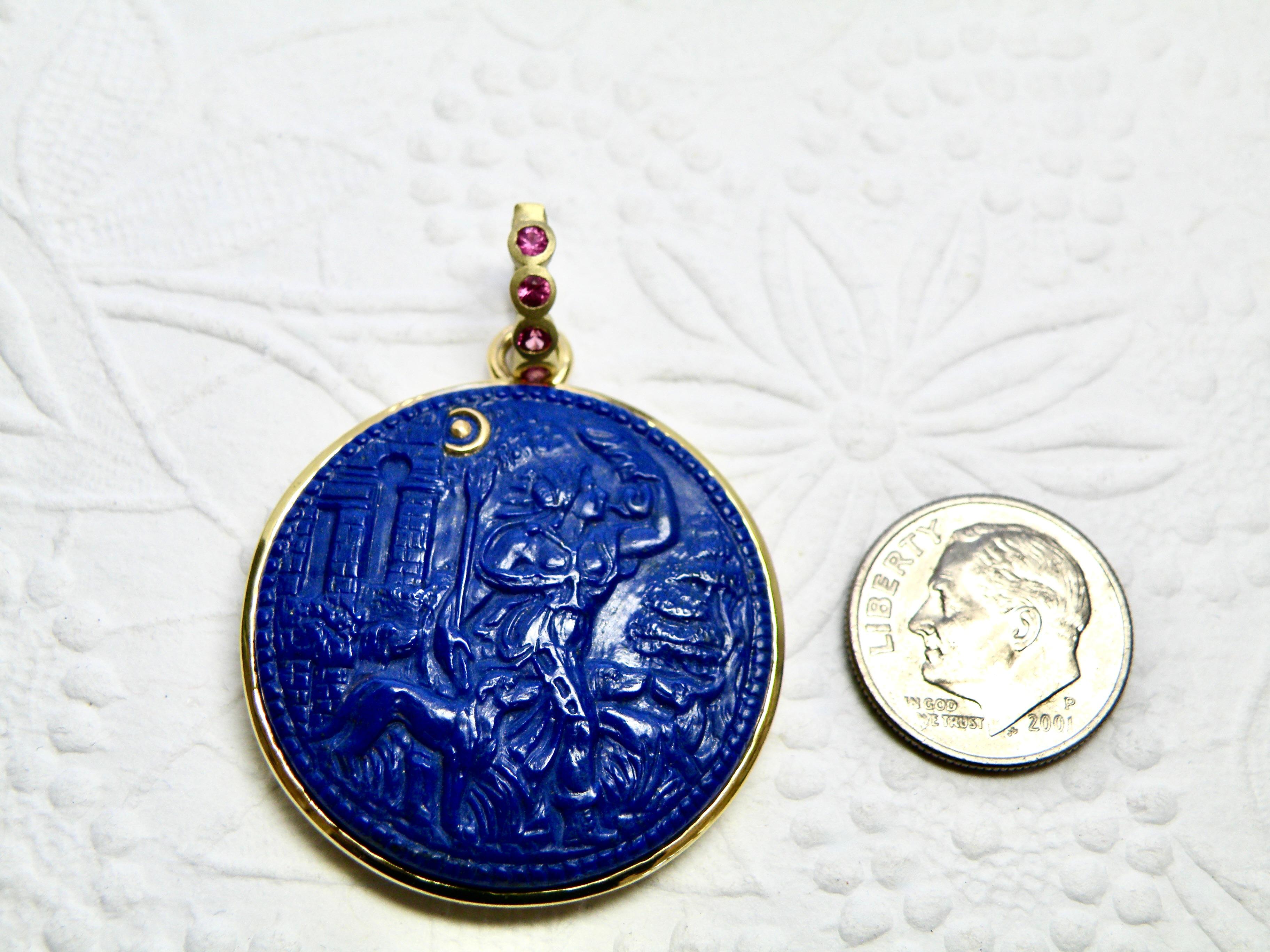 Contemporaneo 18k carved lapis goddess Diana pendant with sapphire bail in vendita