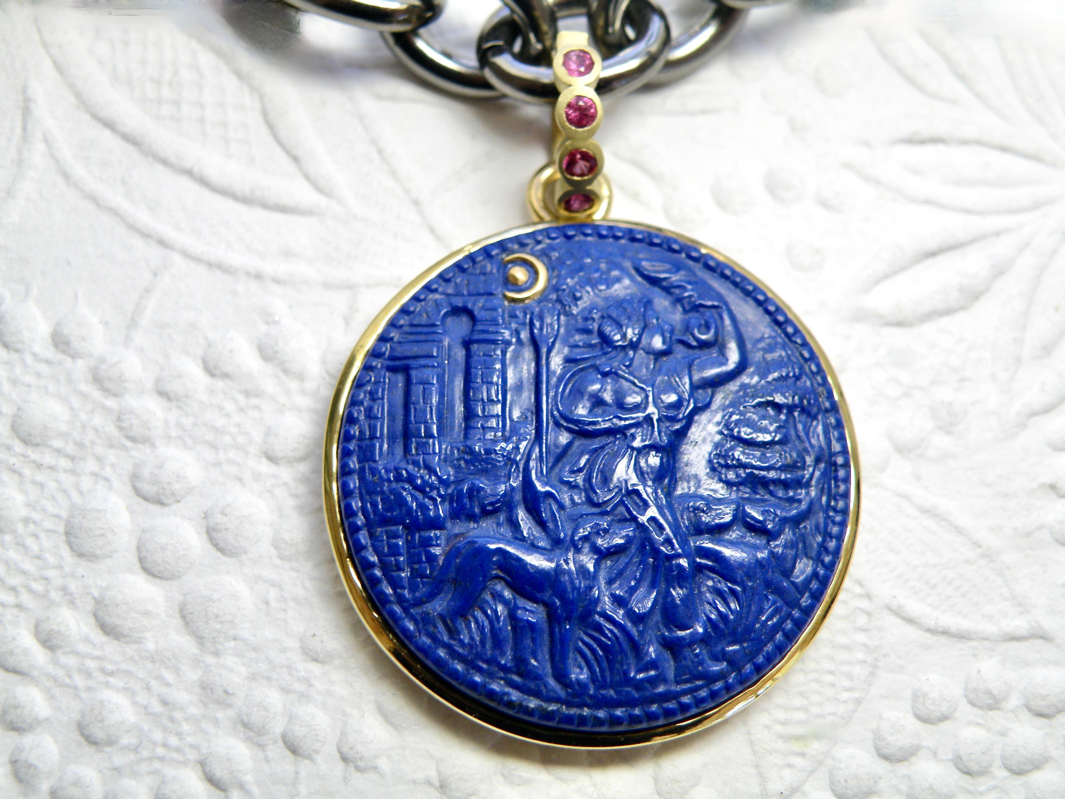 18k carved lapis goddess Diana pendant with sapphire bail In condizioni Nuovo in vendita a Cohasset, MA