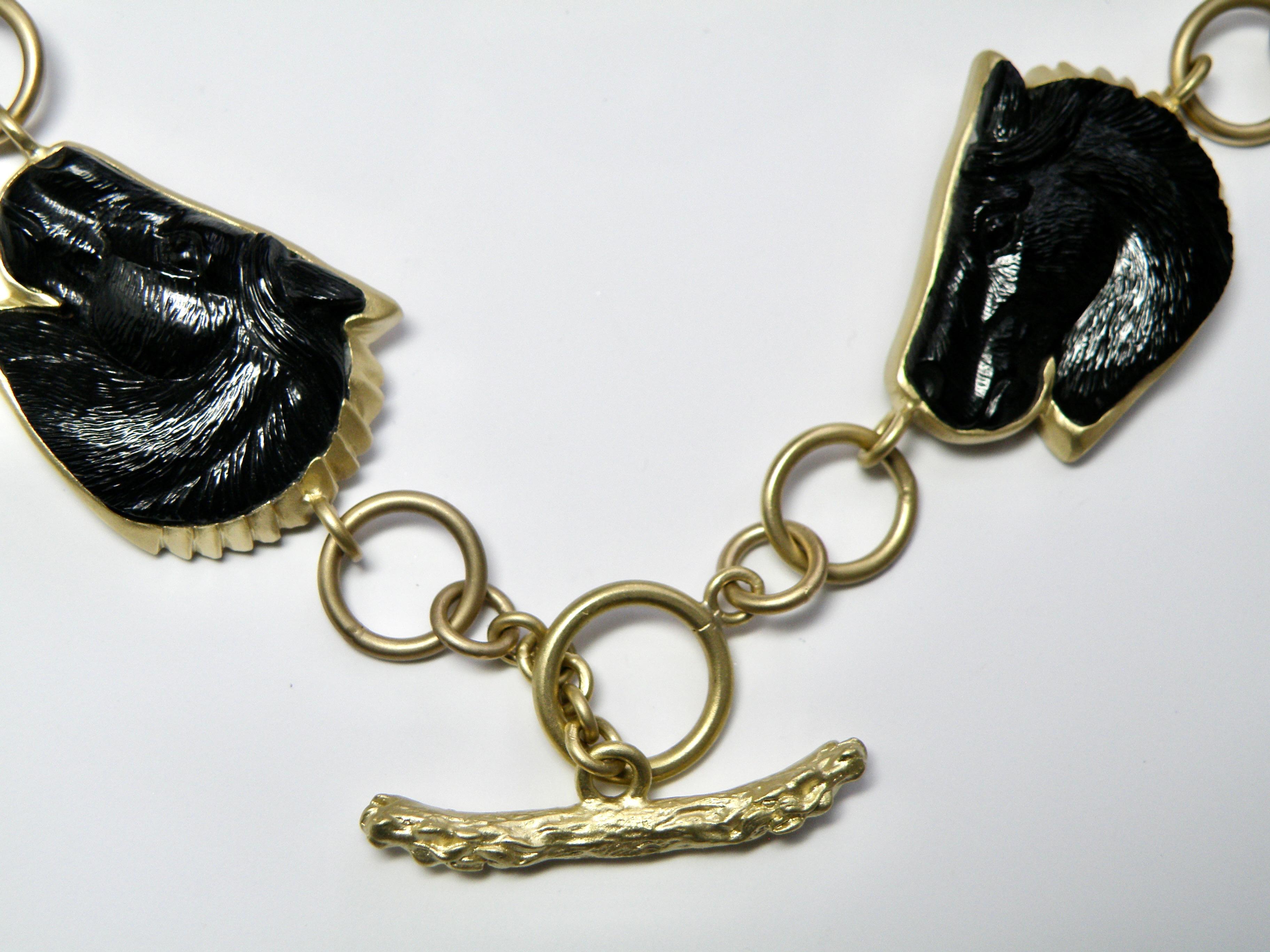 Cabochon Onice intagliato 18k  collana con testa di cavallo in oro e zaffiri. in vendita