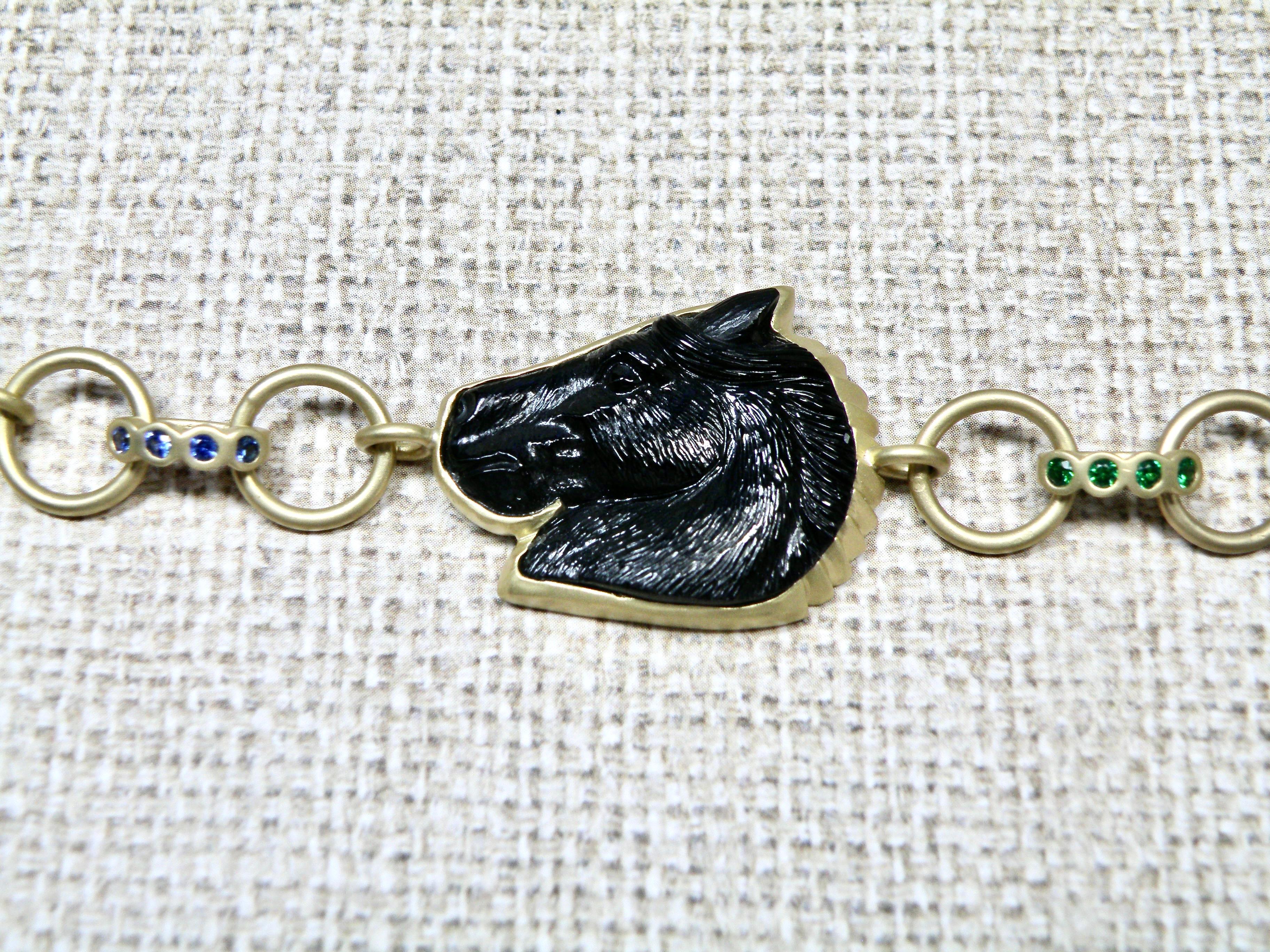 Onice intagliato 18k  collana con testa di cavallo in oro e zaffiri. In condizioni Nuovo in vendita a Cohasset, MA