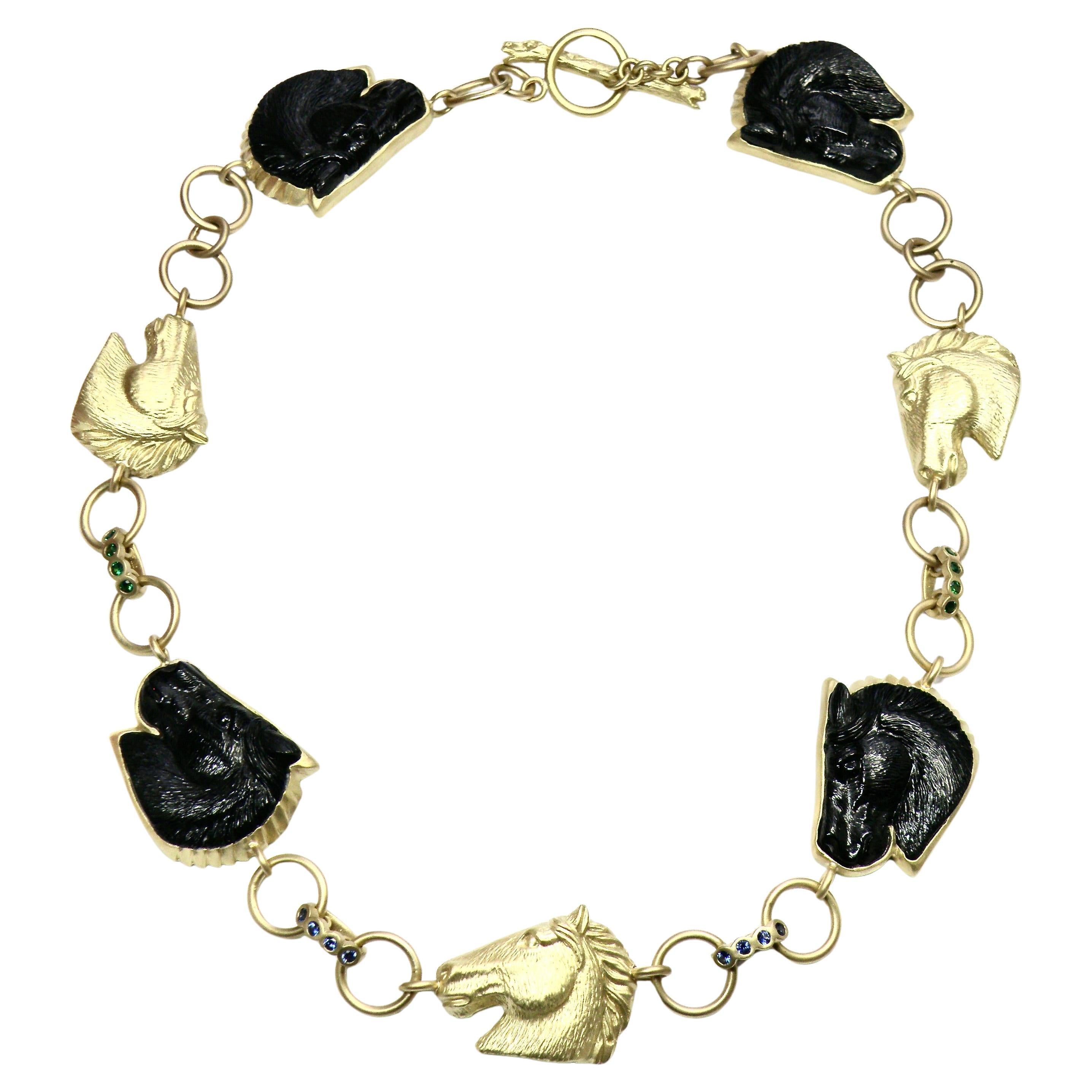 Onice intagliato 18k  collana con testa di cavallo in oro e zaffiri. in vendita