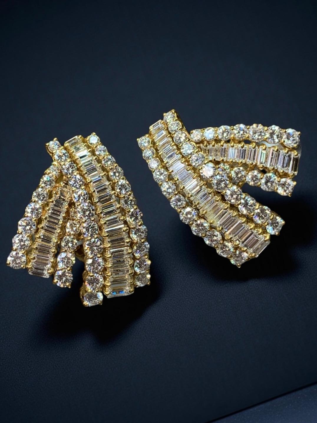 Boucles d'oreilles 18K Cascading Graduated Baguette Round Diamond Large Huggie Earrings 11ctw G Vs en vente 4