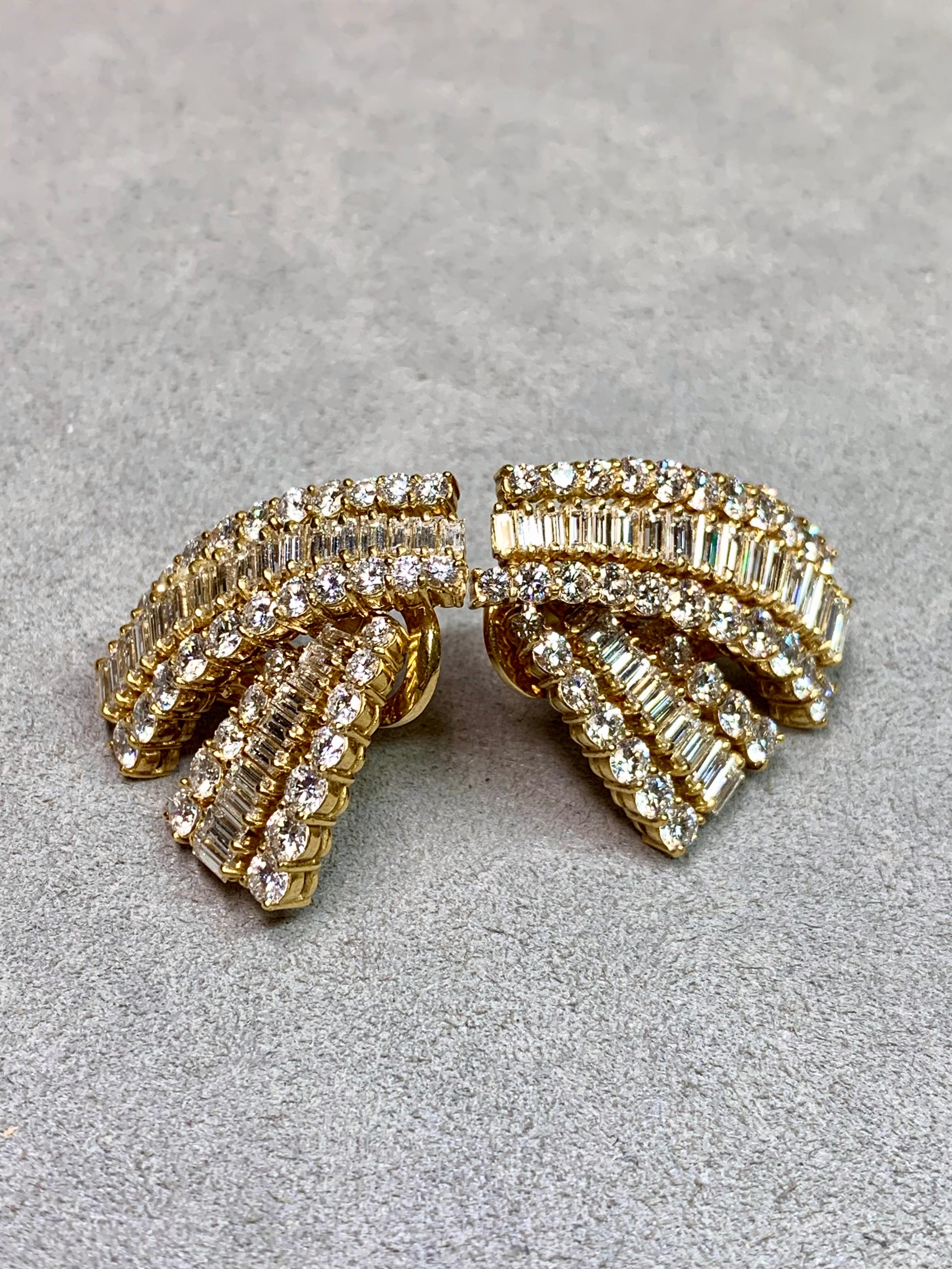 Cette paire de boucles d'oreilles en or jaune 18 carats, d'une qualité exceptionnelle, est ornée de rangées alternées de diamants baguettes et de diamants ronds de taille brillant qui créent un mouvement et un scintillement saisissants. Les diamants